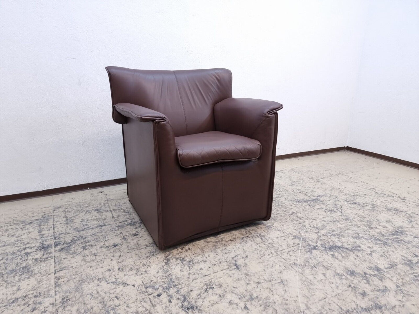 {{ product_title }} – {{ product_type }} von JS Furniture, Designer-Möbel gebraucht.