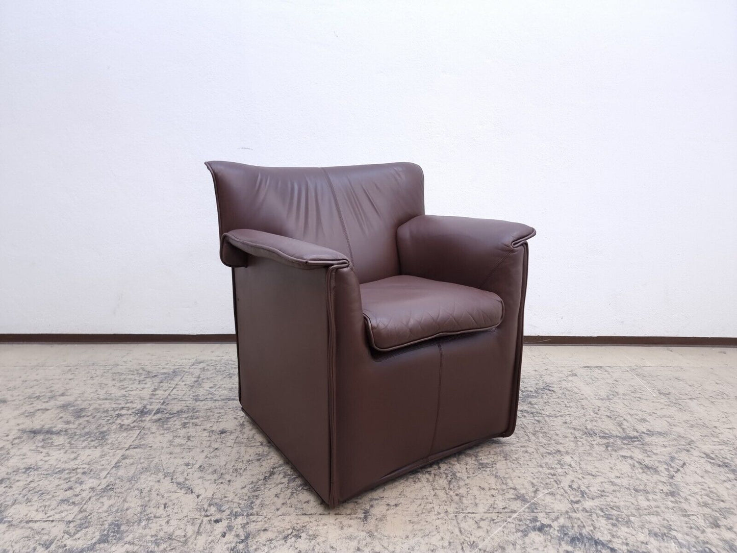 {{ product_title }} – {{ product_type }} von JS Furniture, Designer-Möbel gebraucht.