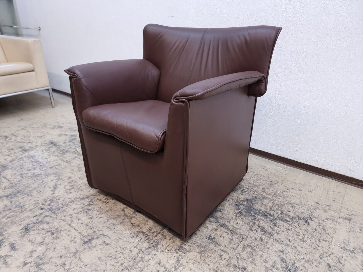 {{ product_title }} – {{ product_type }} von JS Furniture, Designer-Möbel gebraucht.