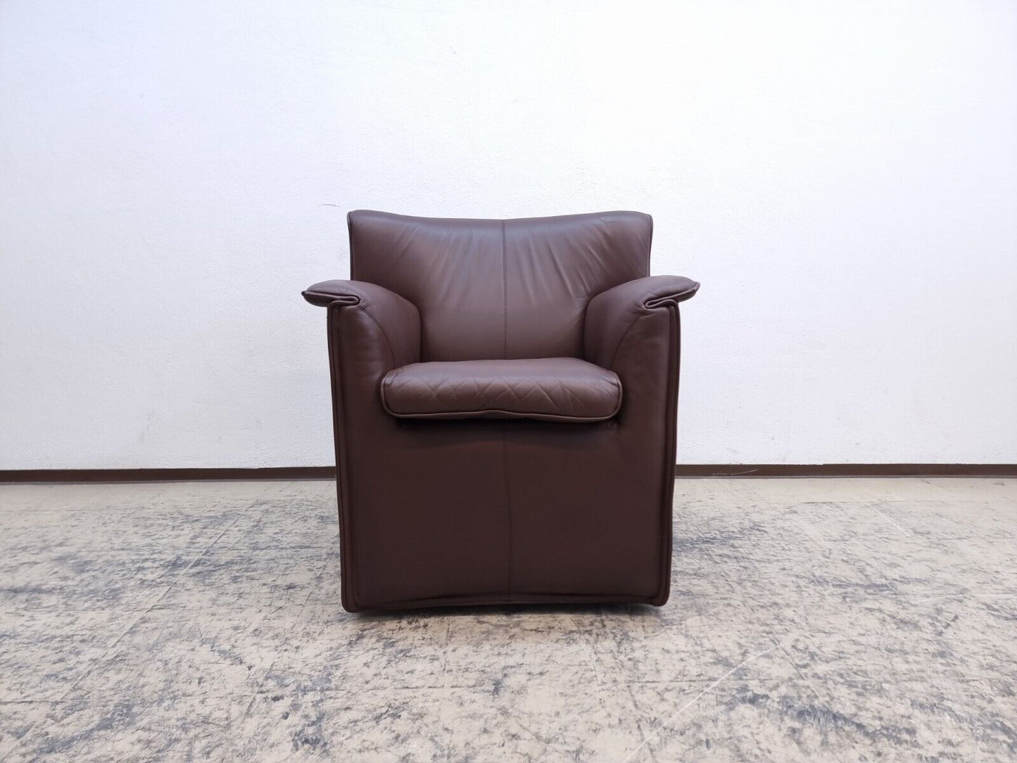 {{ product_title }} – {{ product_type }} von JS Furniture, Designer-Möbel gebraucht.