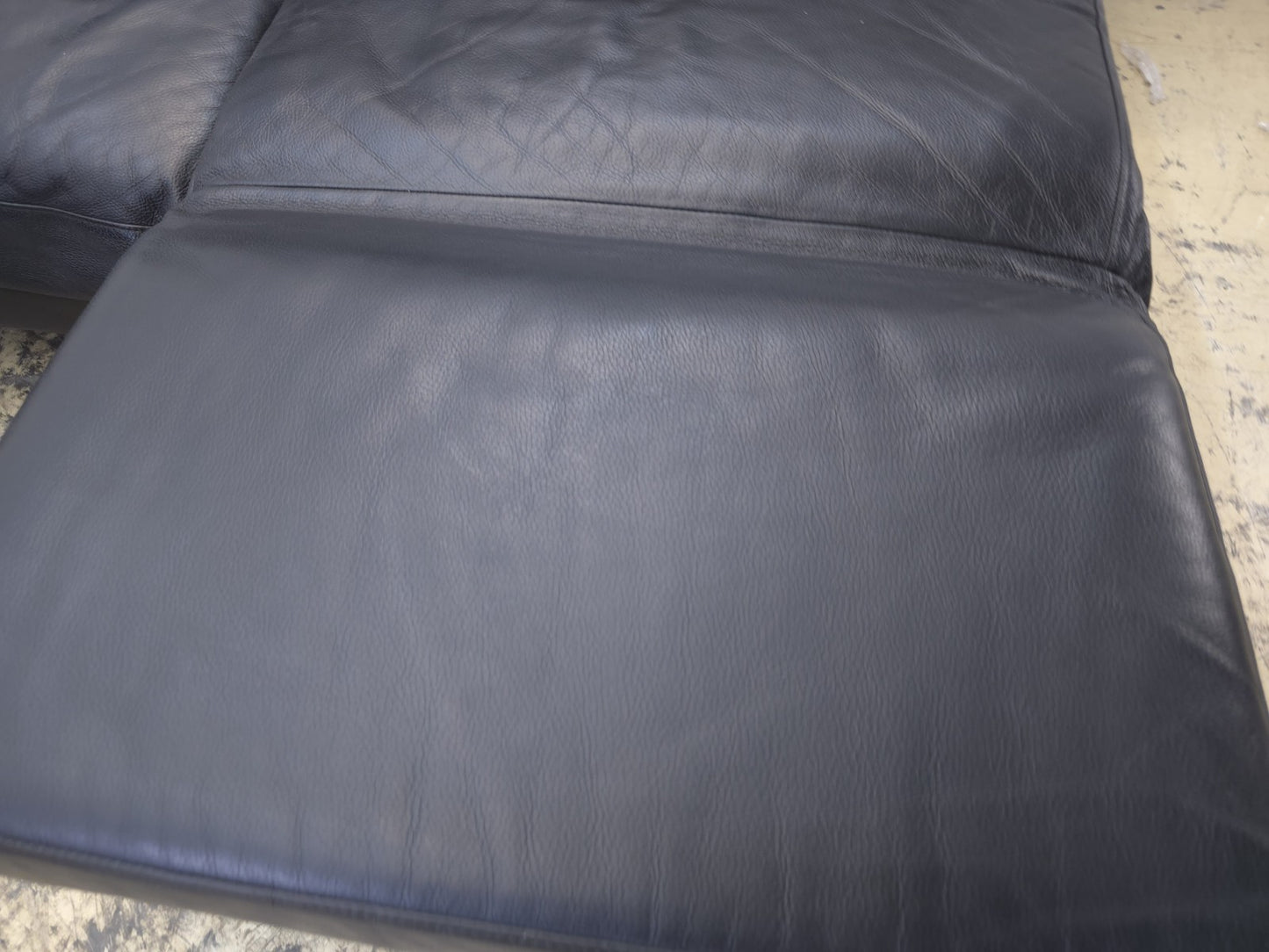 {{ product_title }} – {{ product_type }} von JS Furniture, Designer-Möbel gebraucht.