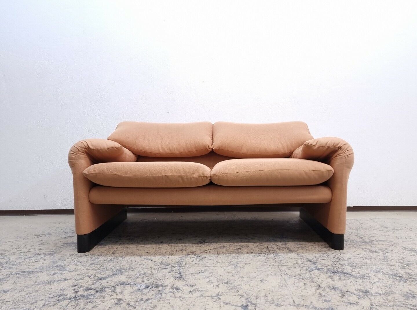{{ product_title }} – {{ product_type }} von JS Furniture, Designer-Möbel gebraucht.
