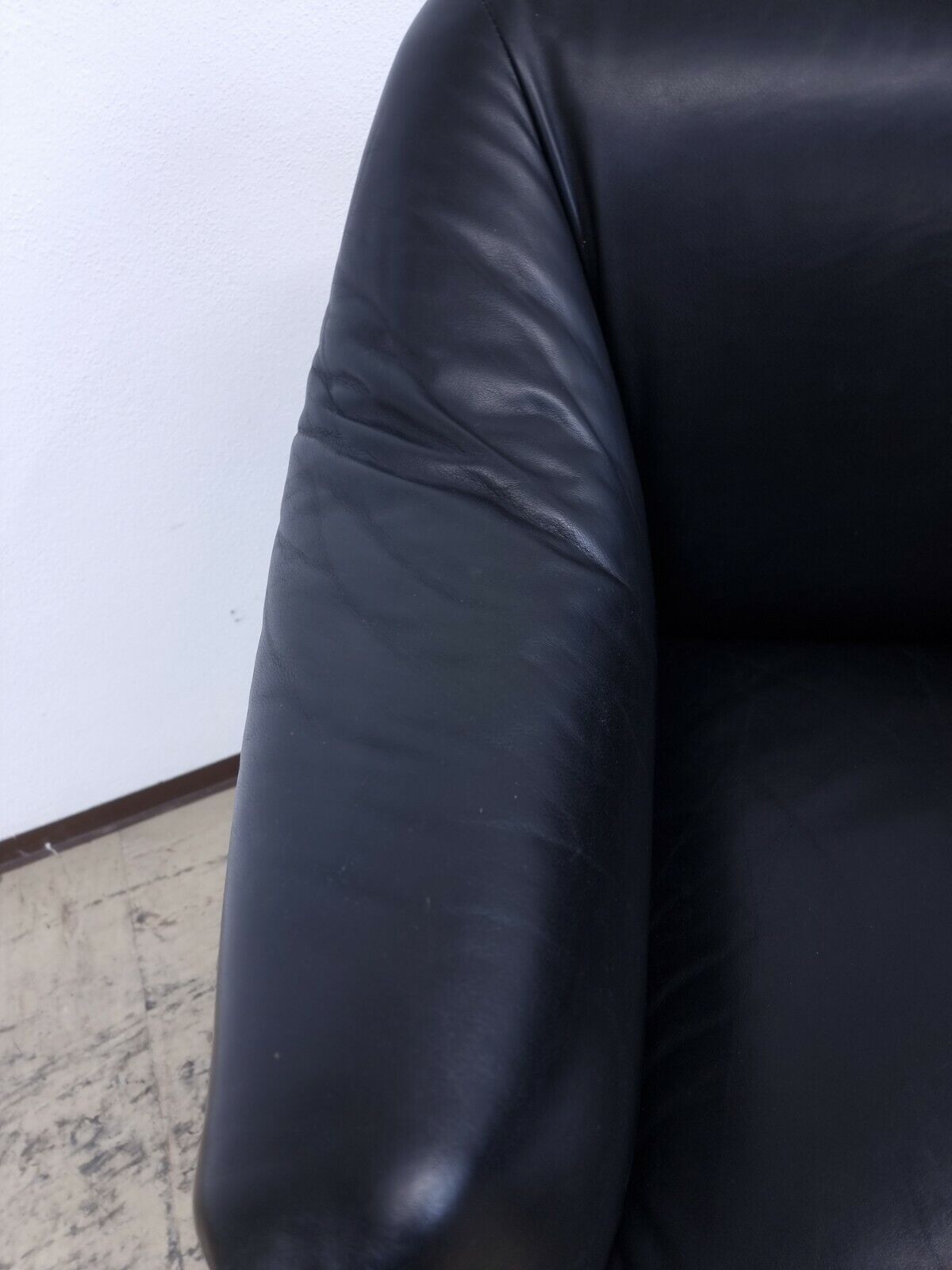 {{ product_title }} – {{ product_type }} von JS Furniture, Designer-Möbel gebraucht.