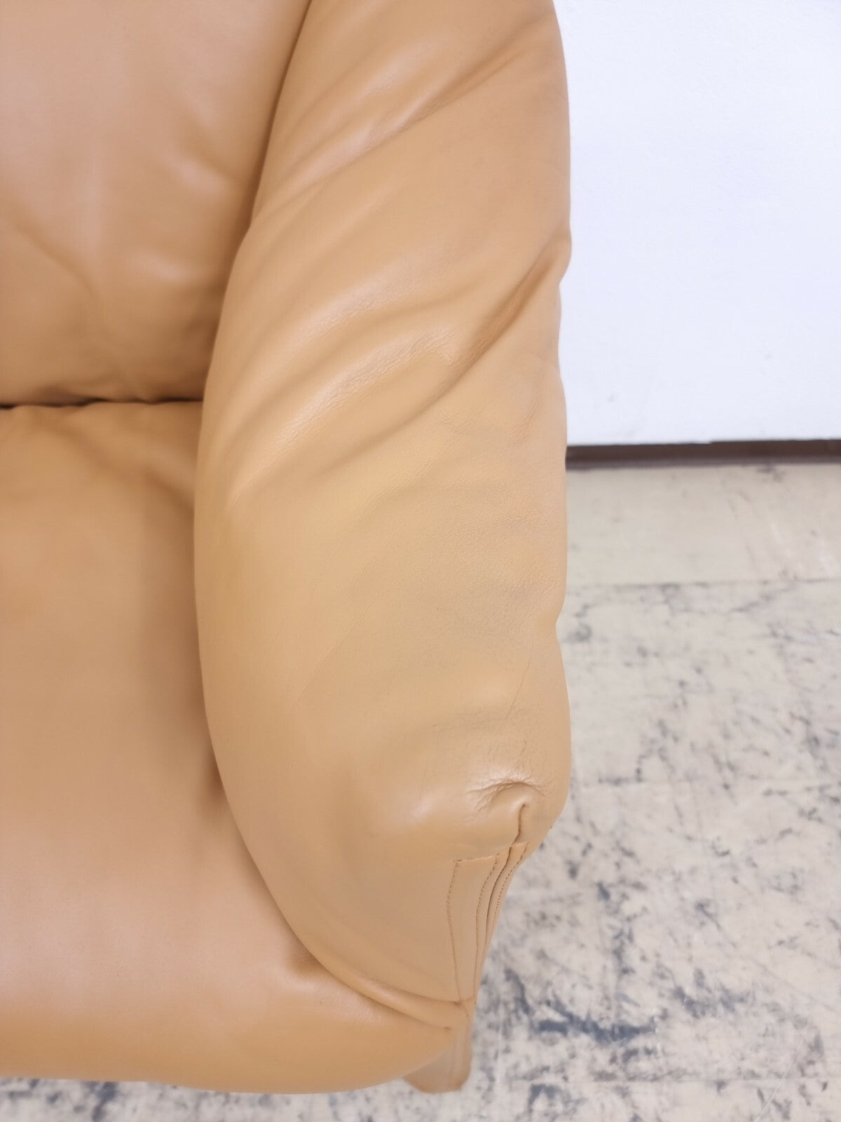 {{ product_title }} – {{ product_type }} von JS Furniture, Designer-Möbel gebraucht.