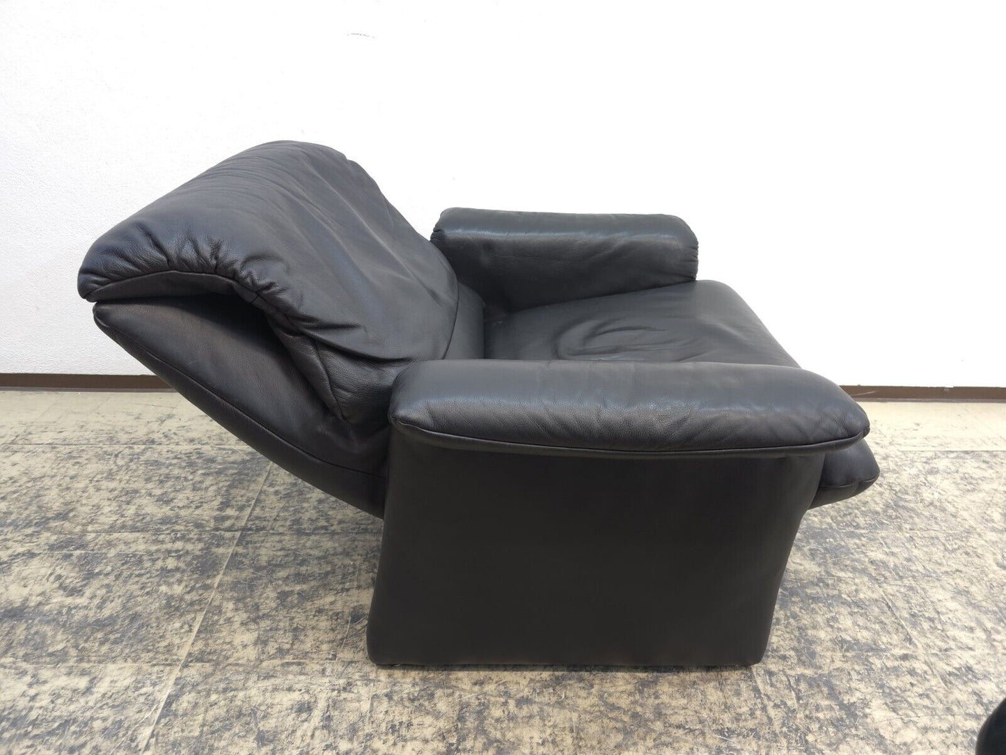 {{ product_title }} – {{ product_type }} von JS Furniture, Designer-Möbel gebraucht.