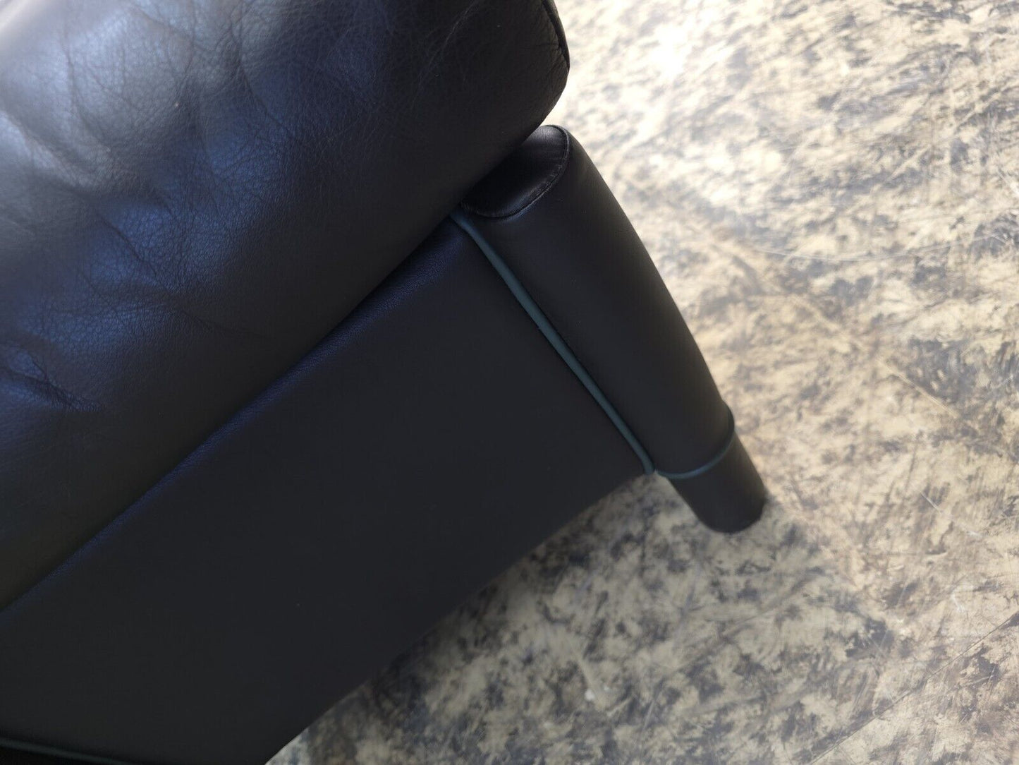 {{ product_title }} – {{ product_type }} von JS Furniture, Designer-Möbel gebraucht.