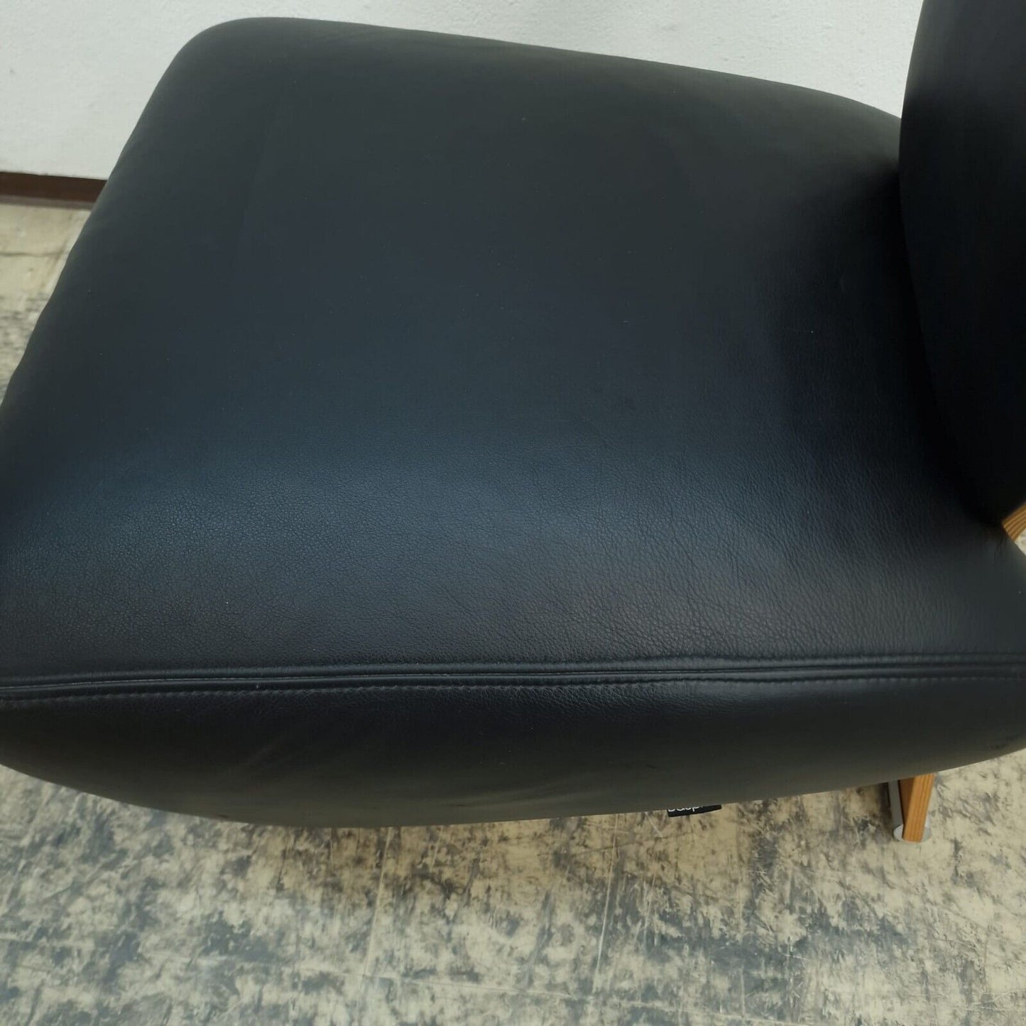 {{ product_title }} – {{ product_type }} von JS Furniture, Designer-Möbel gebraucht.