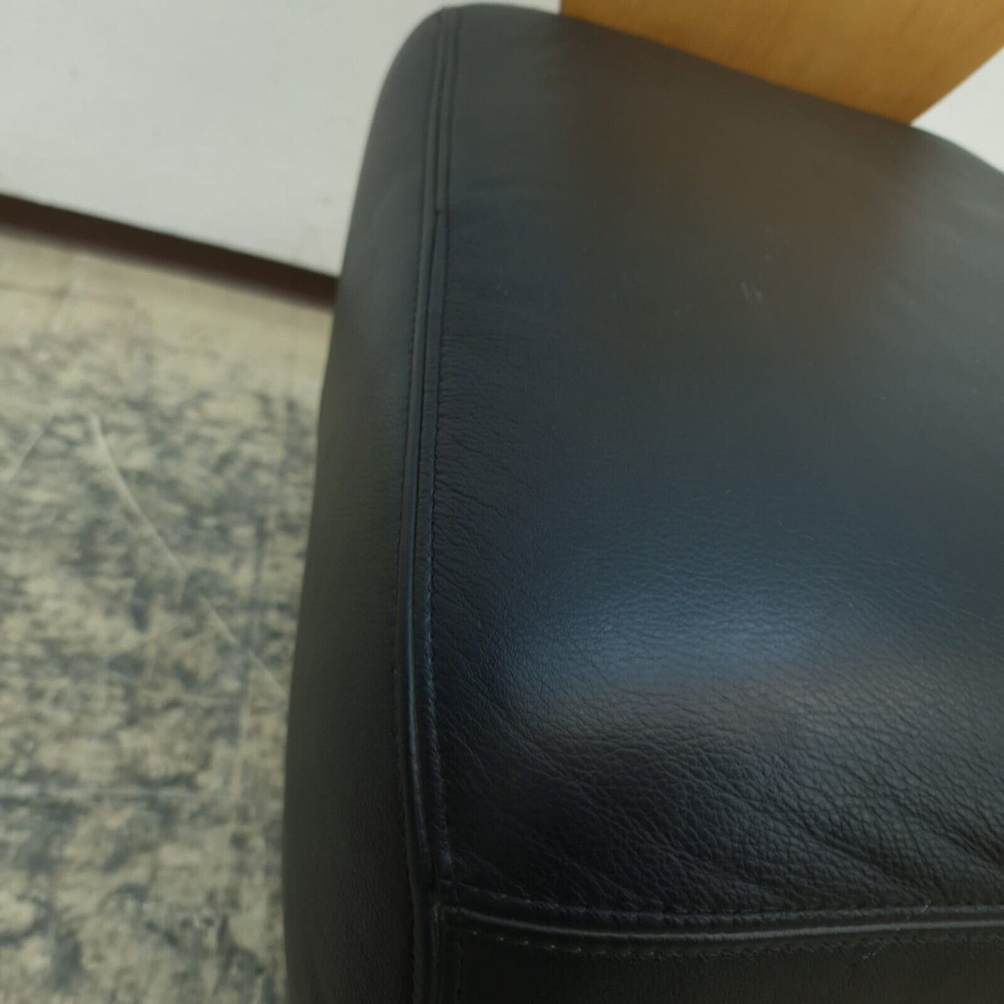 {{ product_title }} – {{ product_type }} von JS Furniture, Designer-Möbel gebraucht.