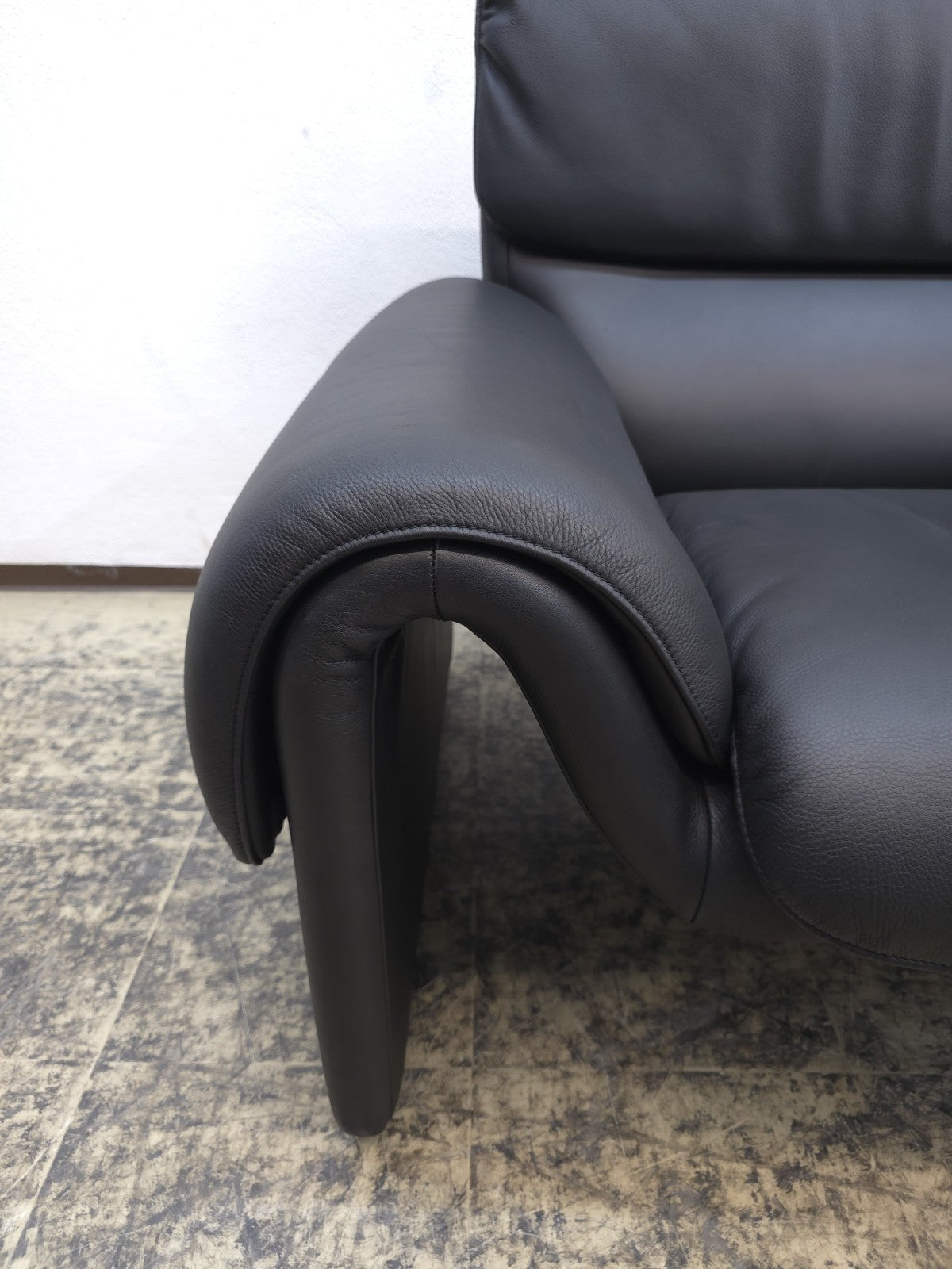 {{ product_title }} – {{ product_type }} von JS Furniture, Designer-Möbel gebraucht.