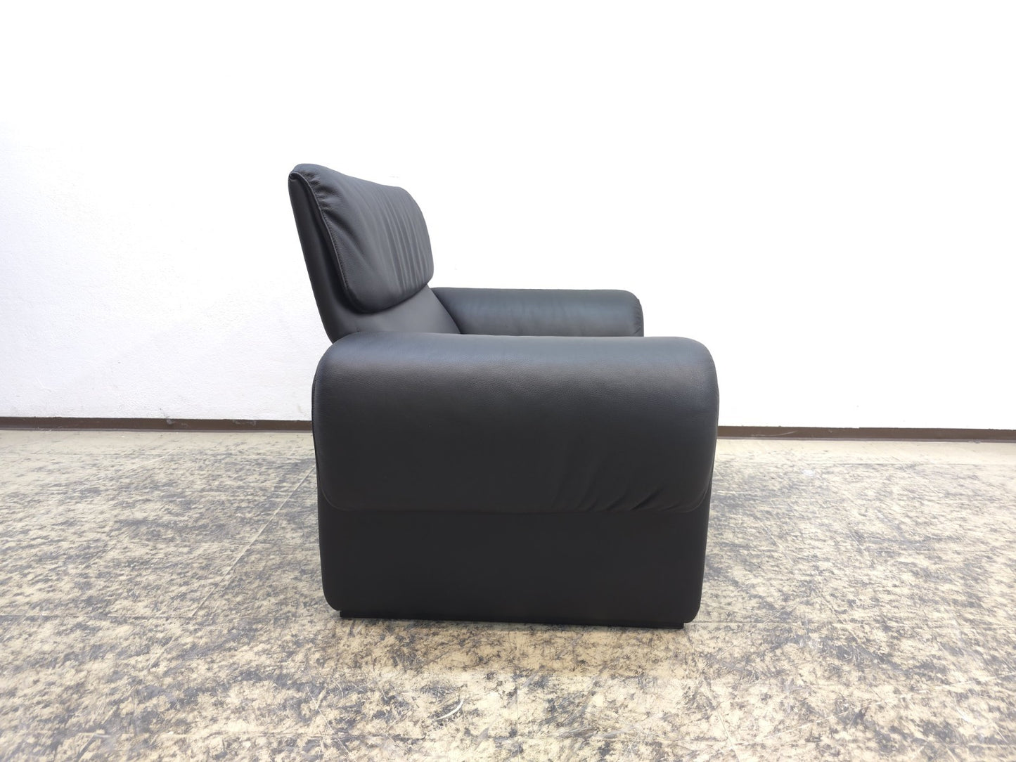 {{ product_title }} – {{ product_type }} von JS Furniture, Designer-Möbel gebraucht.
