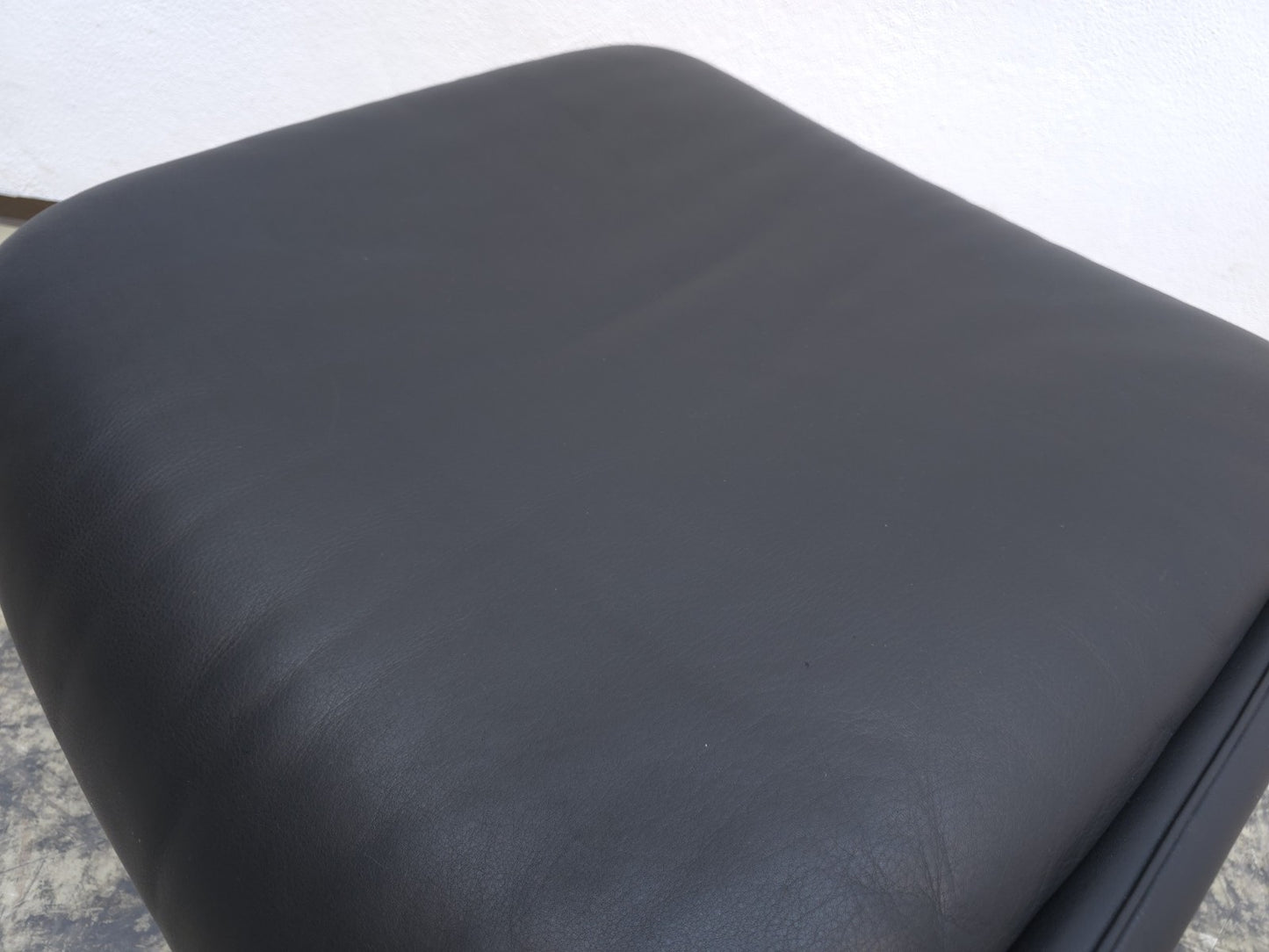 De Sede DS-2018 Lederhocker Designerhocker Stool Ottomane Schwarz-De Sede-JSFurniture