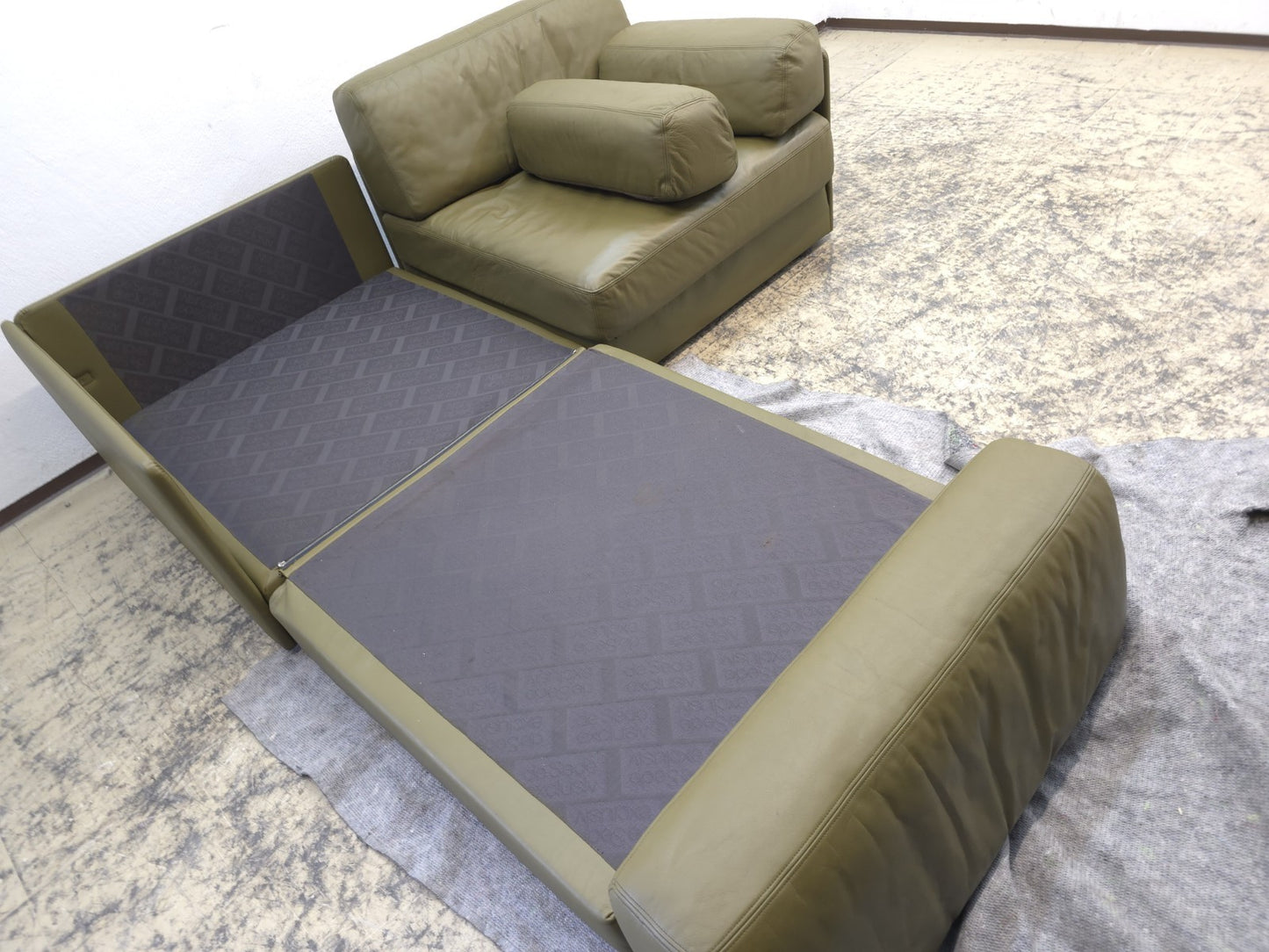 {{ product_title }} – {{ product_type }} von JS Furniture, Designer-Möbel gebraucht.