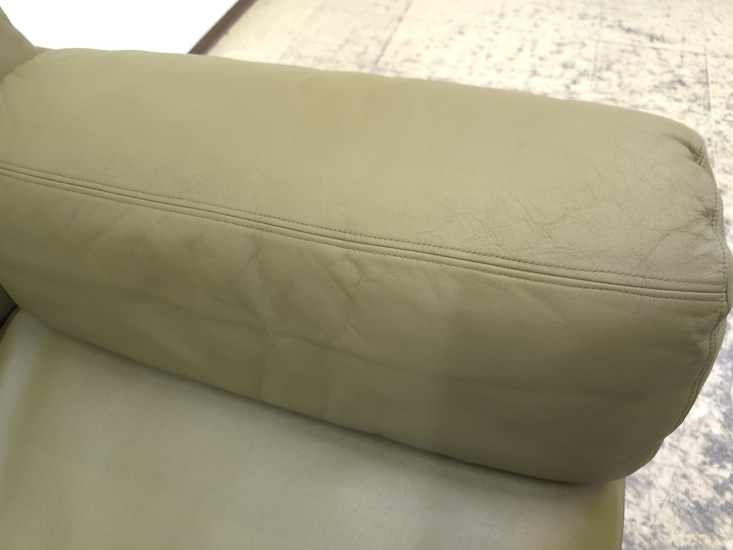 {{ product_title }} – {{ product_type }} von JS Furniture, Designer-Möbel gebraucht.