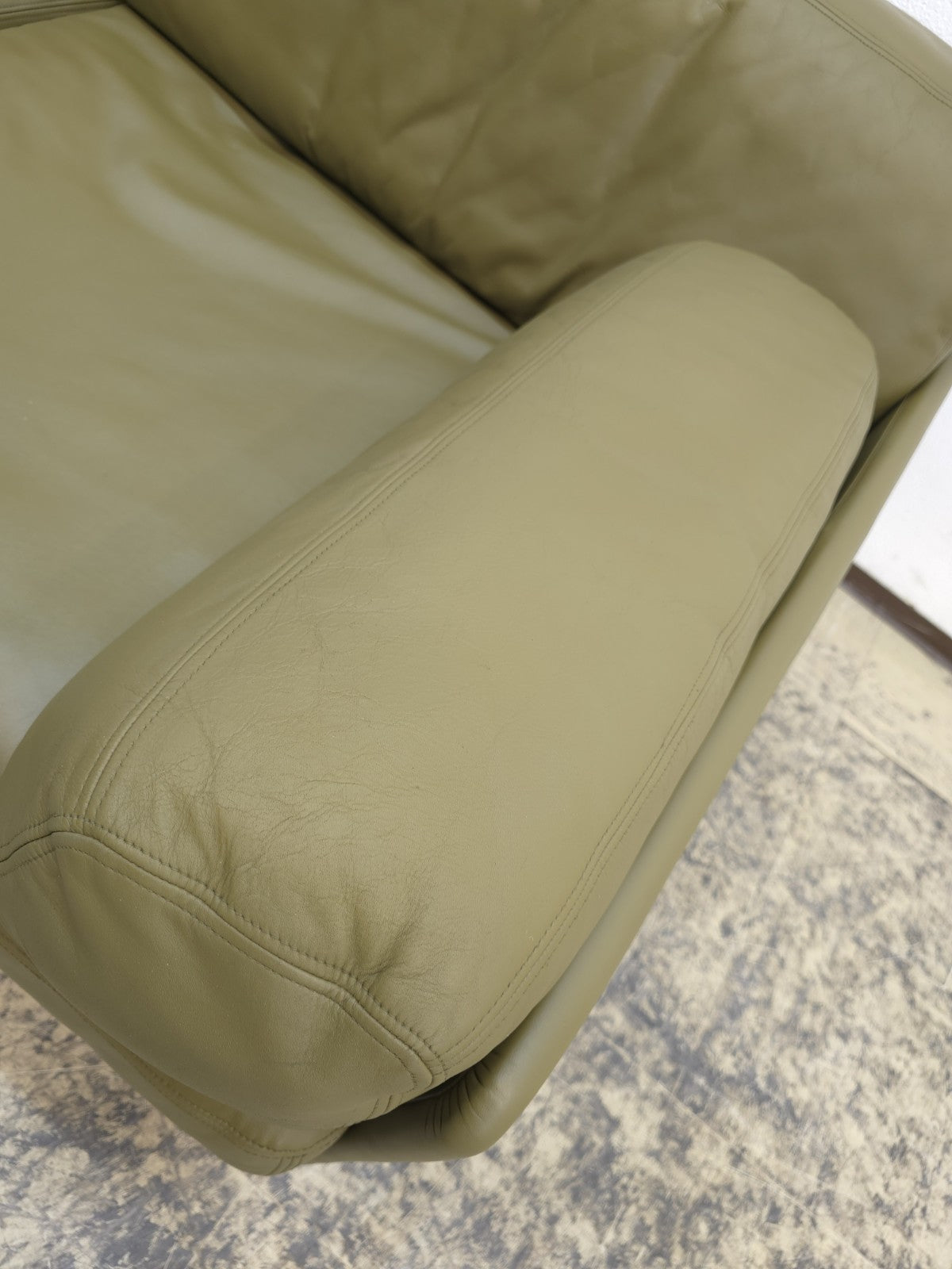 {{ product_title }} – {{ product_type }} von JS Furniture, Designer-Möbel gebraucht.