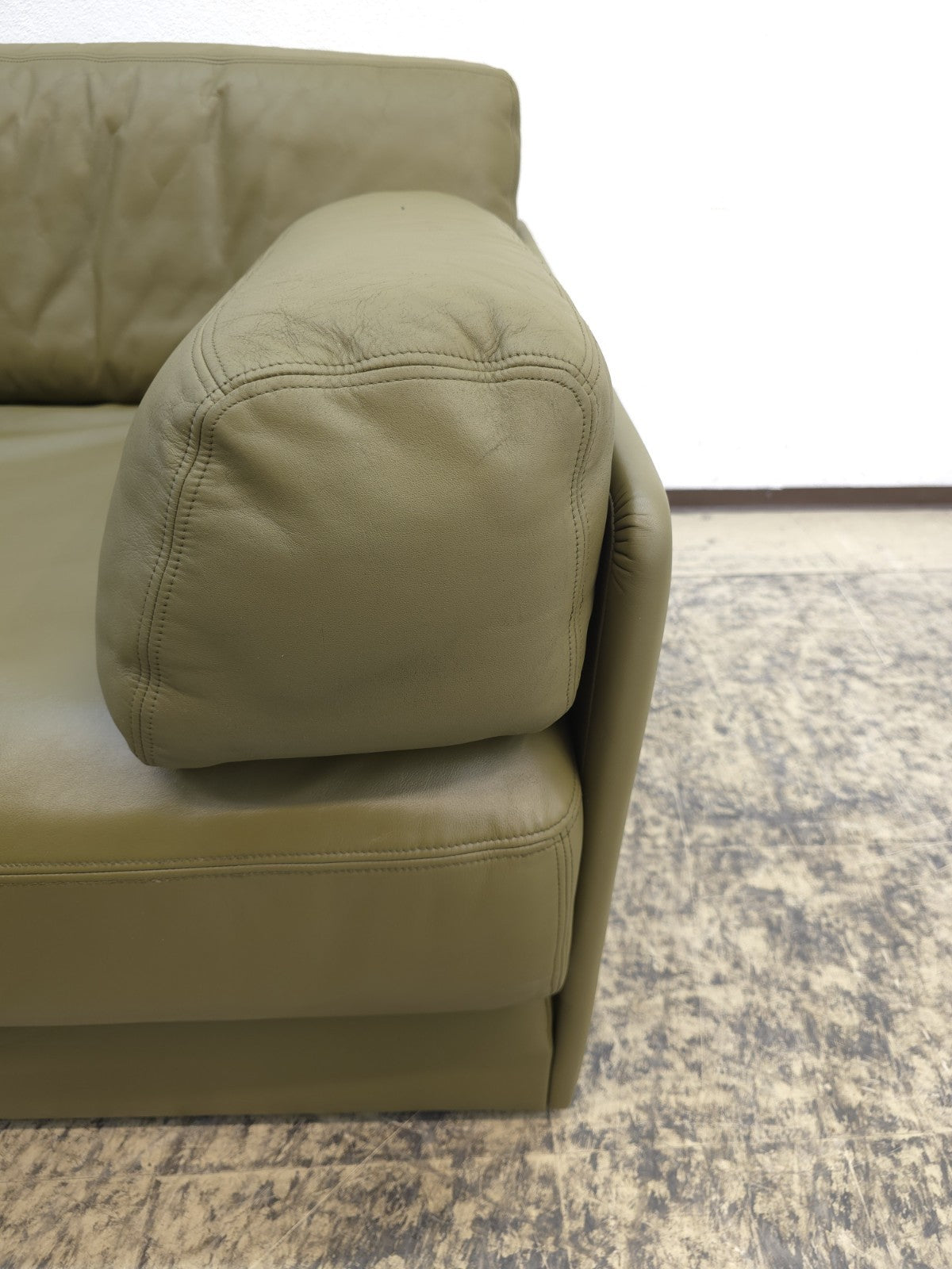 {{ product_title }} – {{ product_type }} von JS Furniture, Designer-Möbel gebraucht.