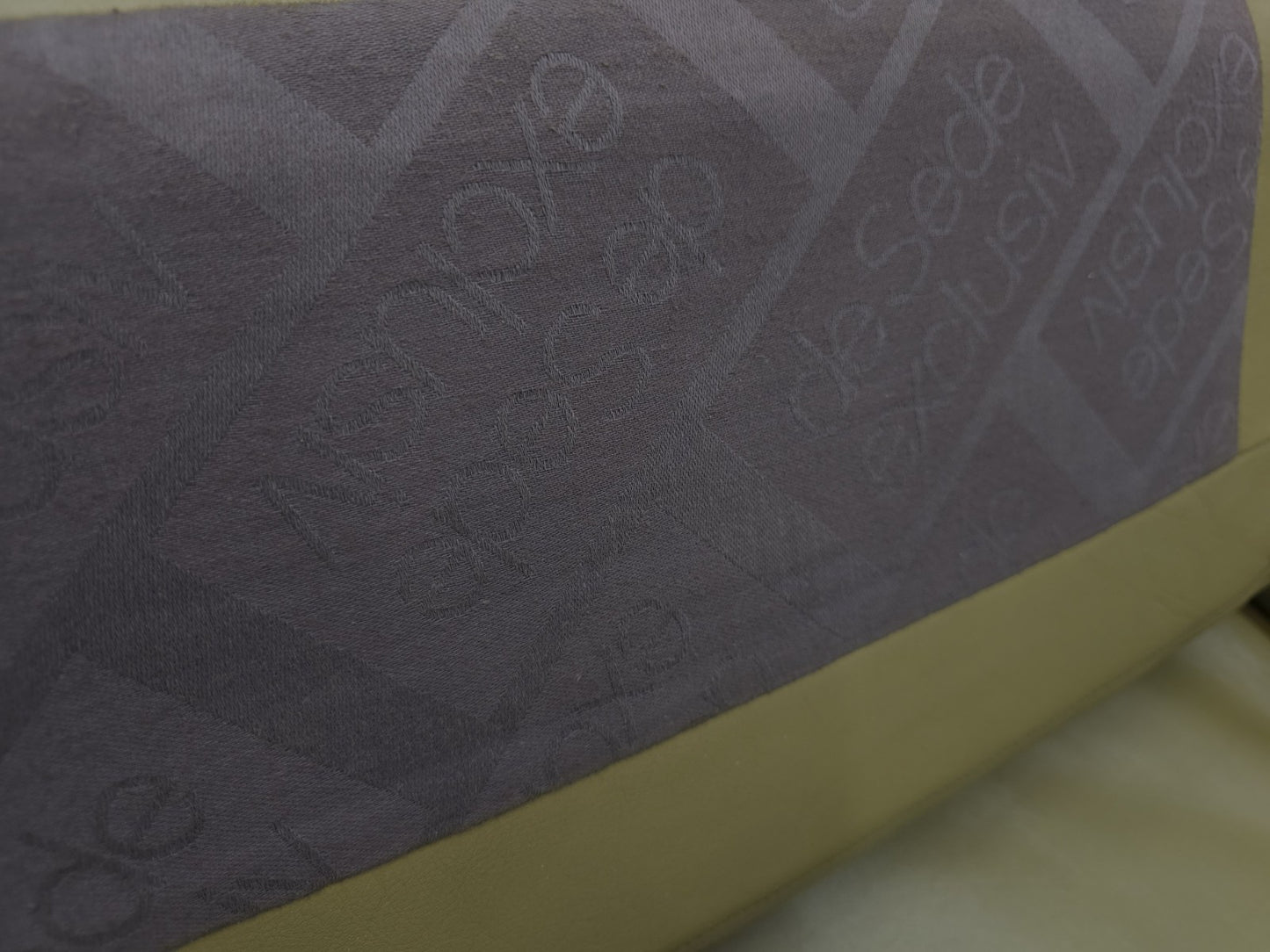 {{ product_title }} – {{ product_type }} von JS Furniture, Designer-Möbel gebraucht.
