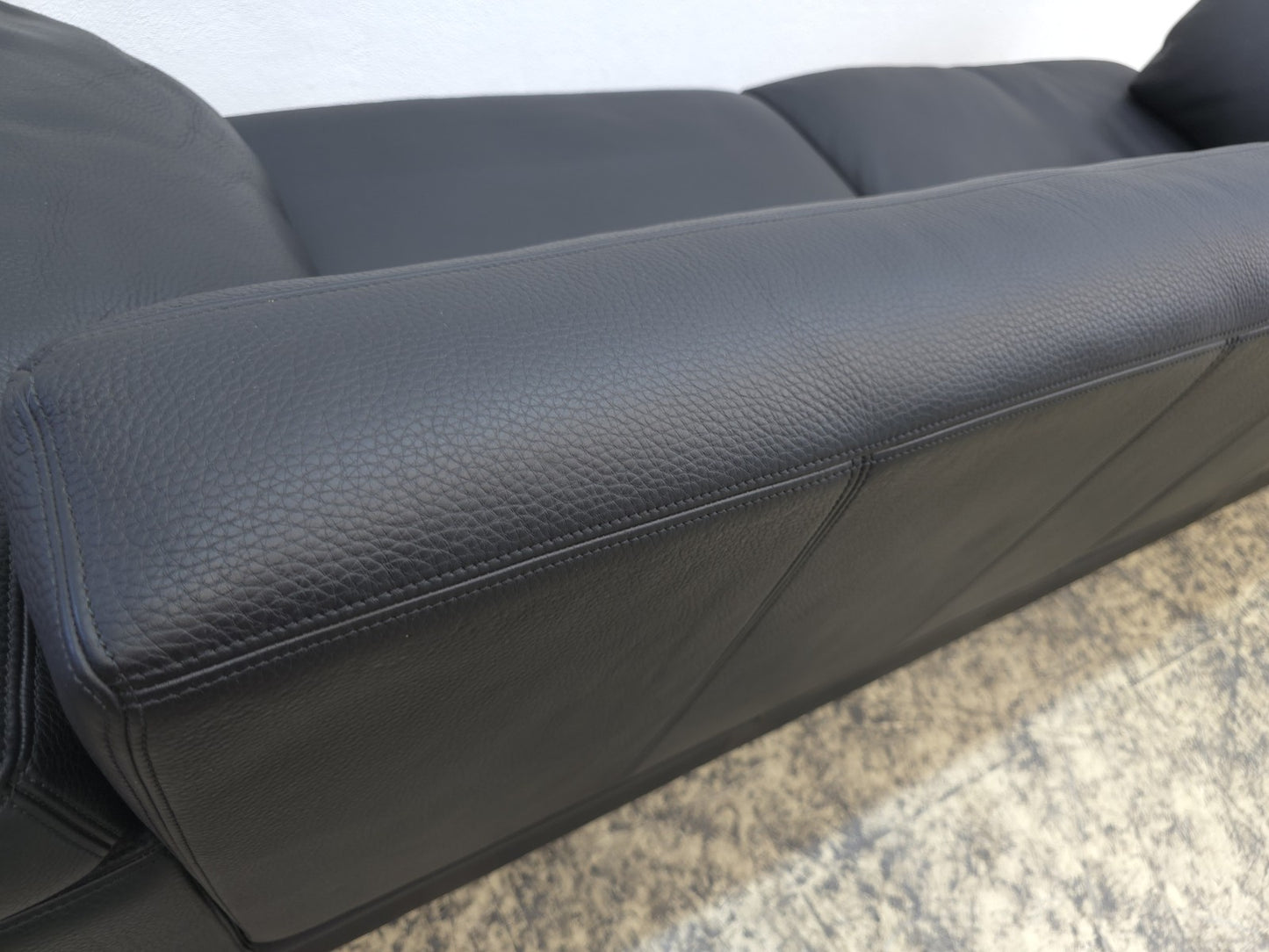 {{ product_title }} – {{ product_type }} von JS Furniture, Designer-Möbel gebraucht.
