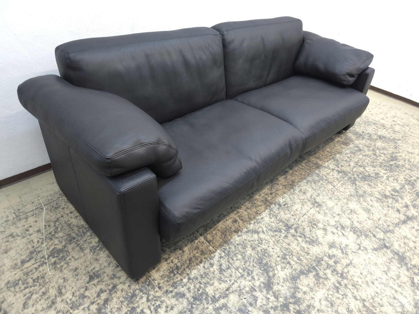 {{ product_title }} – {{ product_type }} von JS Furniture, Designer-Möbel gebraucht.