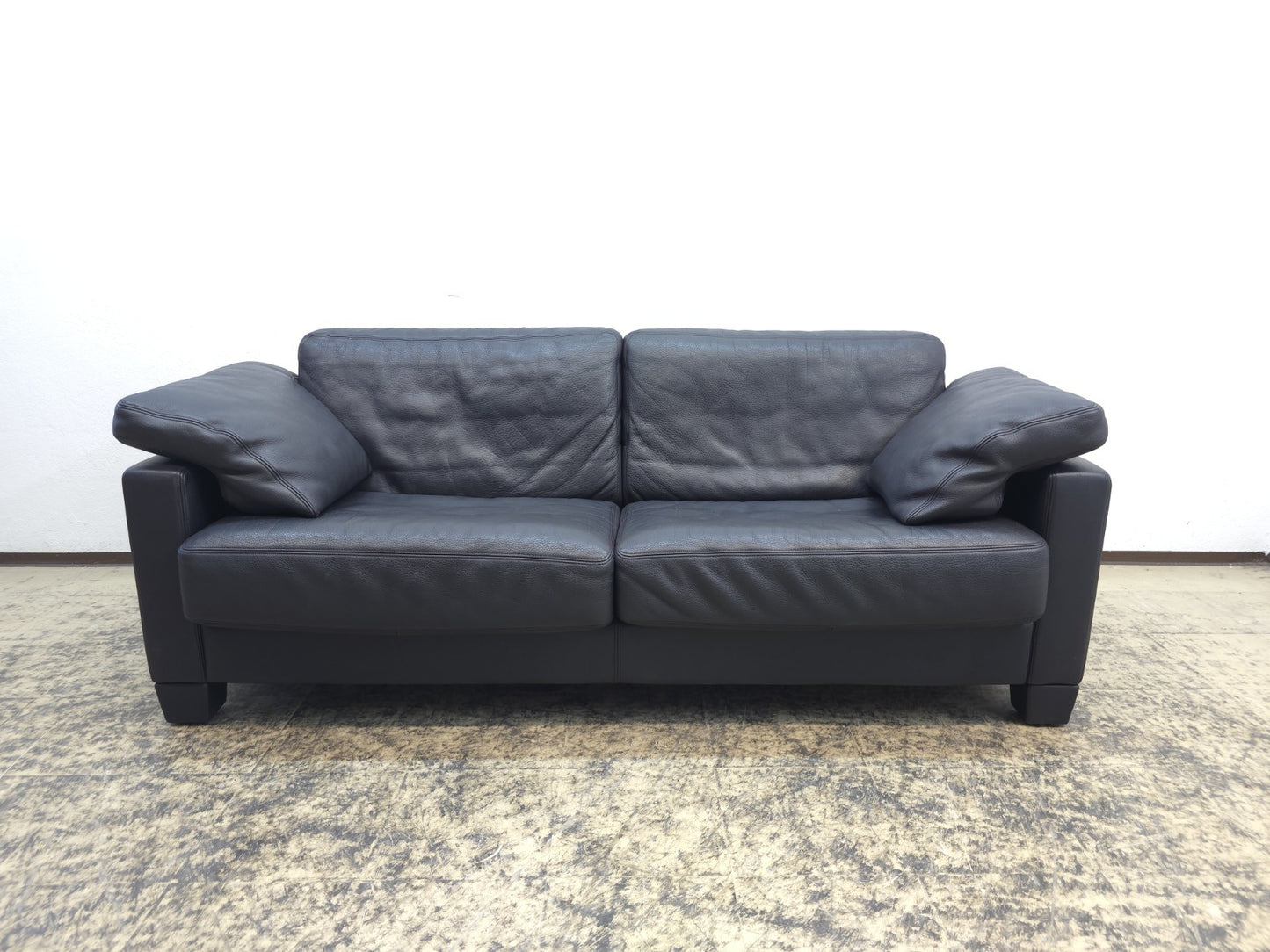 {{ product_title }} – {{ product_type }} von JS Furniture, Designer-Möbel gebraucht.