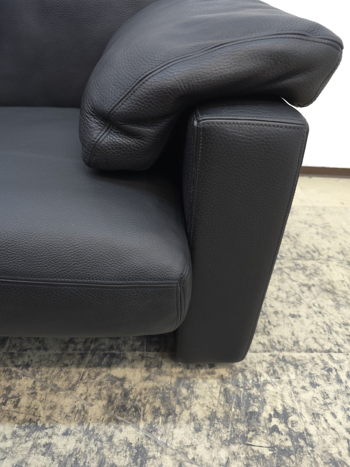 {{ product_title }} – {{ product_type }} von JS Furniture, Designer-Möbel gebraucht.
