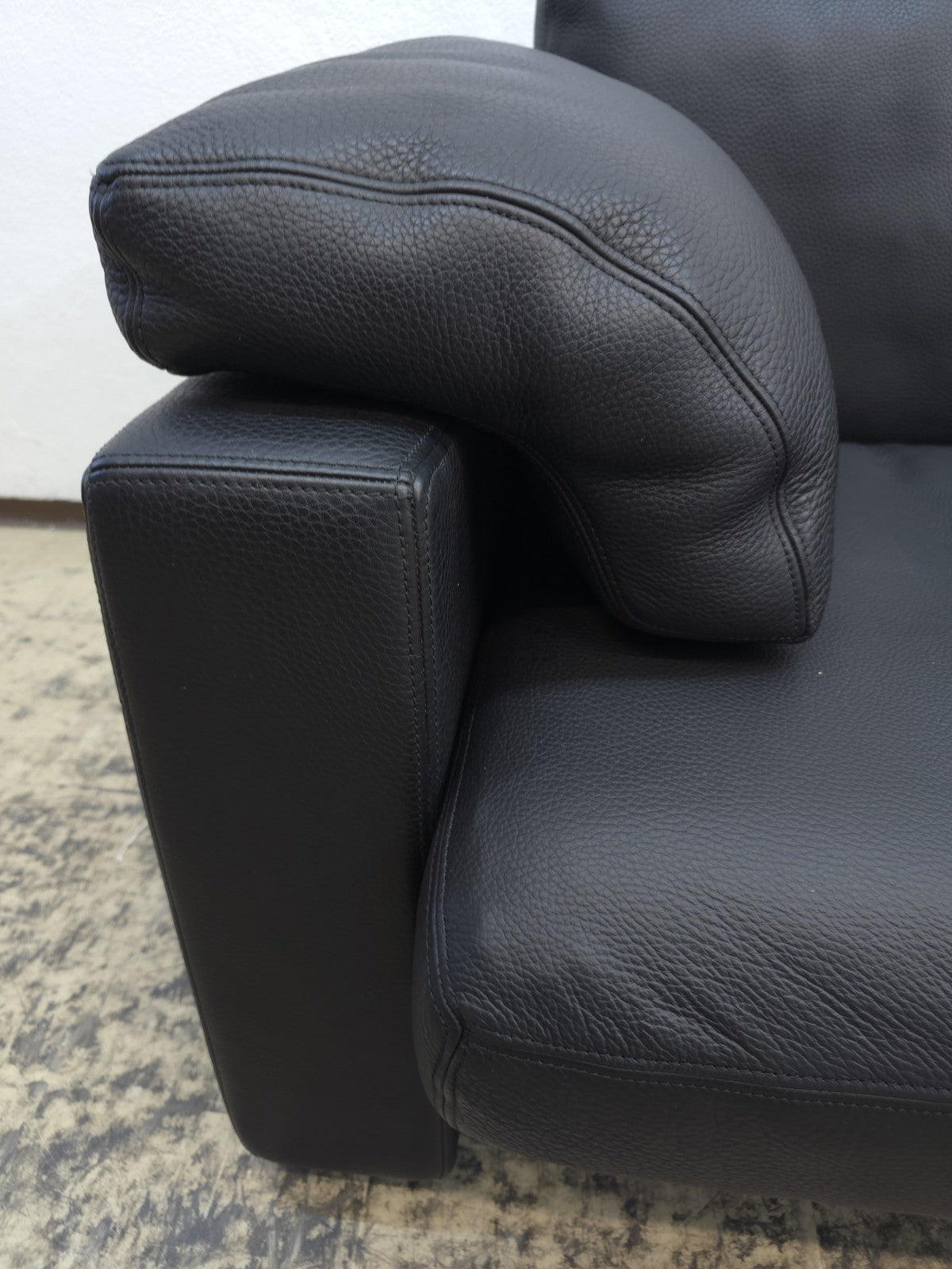 {{ product_title }} – {{ product_type }} von JS Furniture, Designer-Möbel gebraucht.