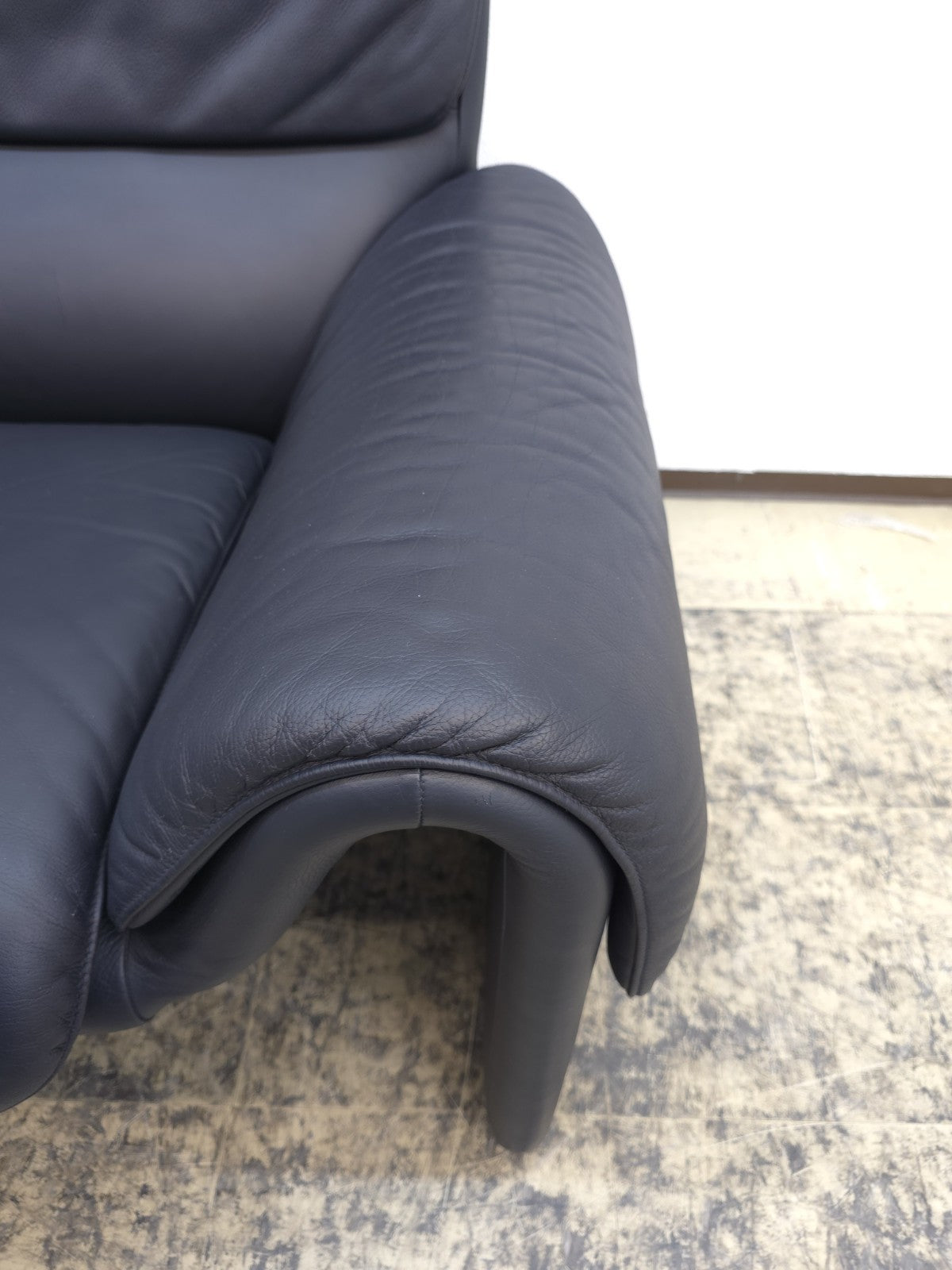 {{ product_title }} – {{ product_type }} von JS Furniture, Designer-Möbel gebraucht.