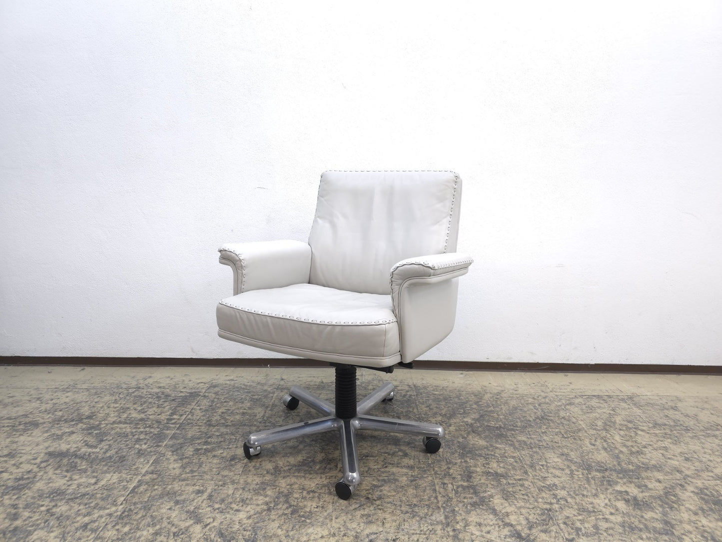 {{ product_title }} – {{ product_type }} von JS Furniture, Designer-Möbel gebraucht.