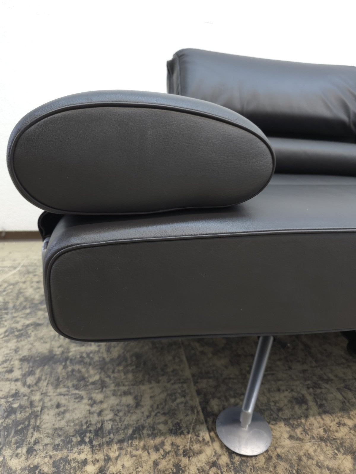 {{ product_title }} – {{ product_type }} von JS Furniture, Designer-Möbel gebraucht.