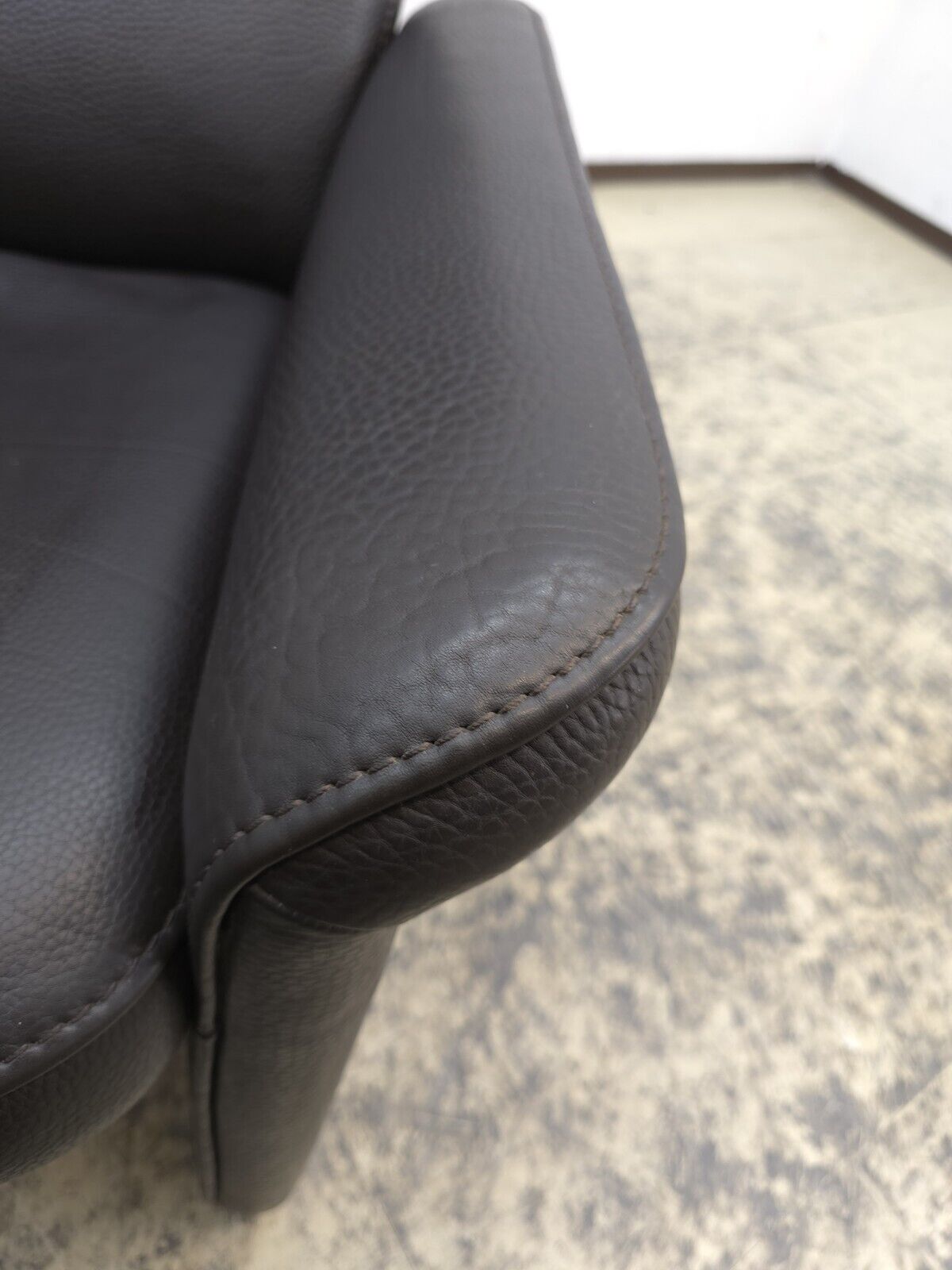 {{ product_title }} – {{ product_type }} von JS Furniture, Designer-Möbel gebraucht.