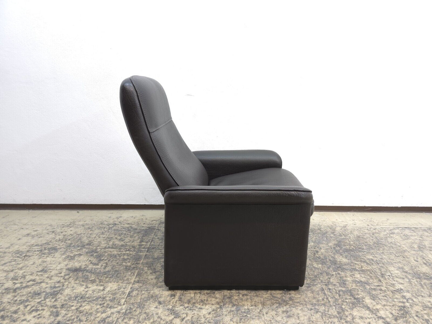 {{ product_title }} – {{ product_type }} von JS Furniture, Designer-Möbel gebraucht.