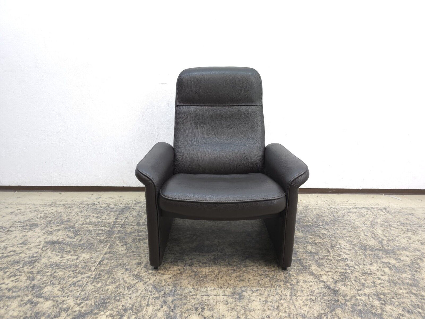 {{ product_title }} – {{ product_type }} von JS Furniture, Designer-Möbel gebraucht.