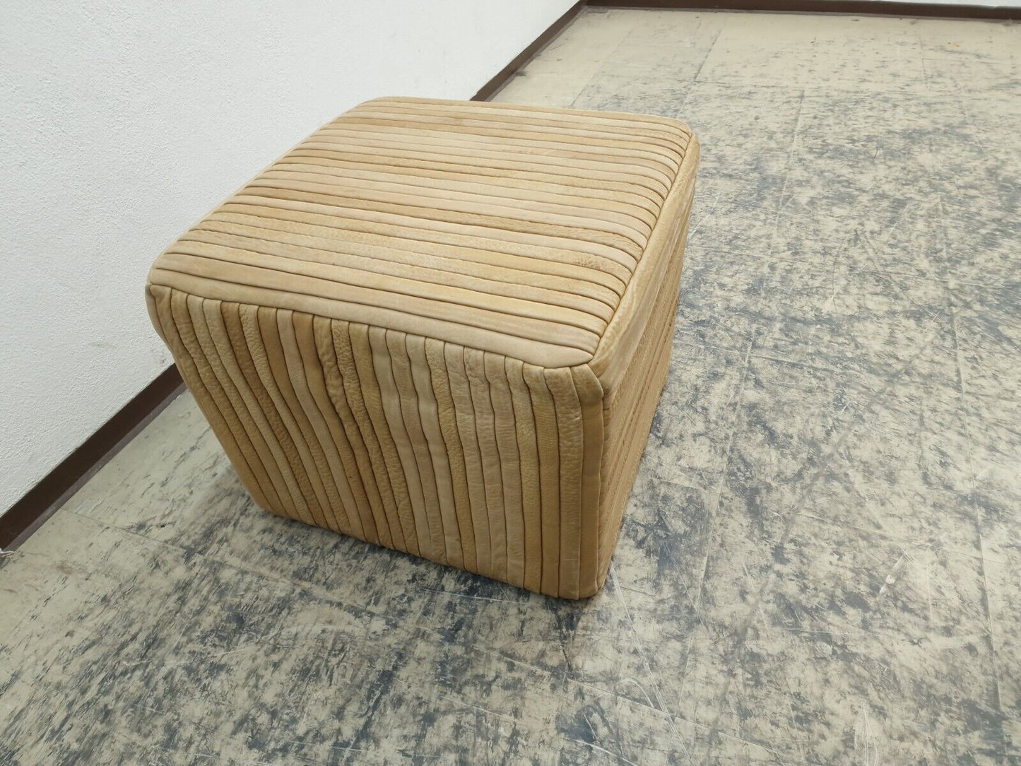 {{ product_title }} – {{ product_type }} von JS Furniture, Designer-Möbel gebraucht.