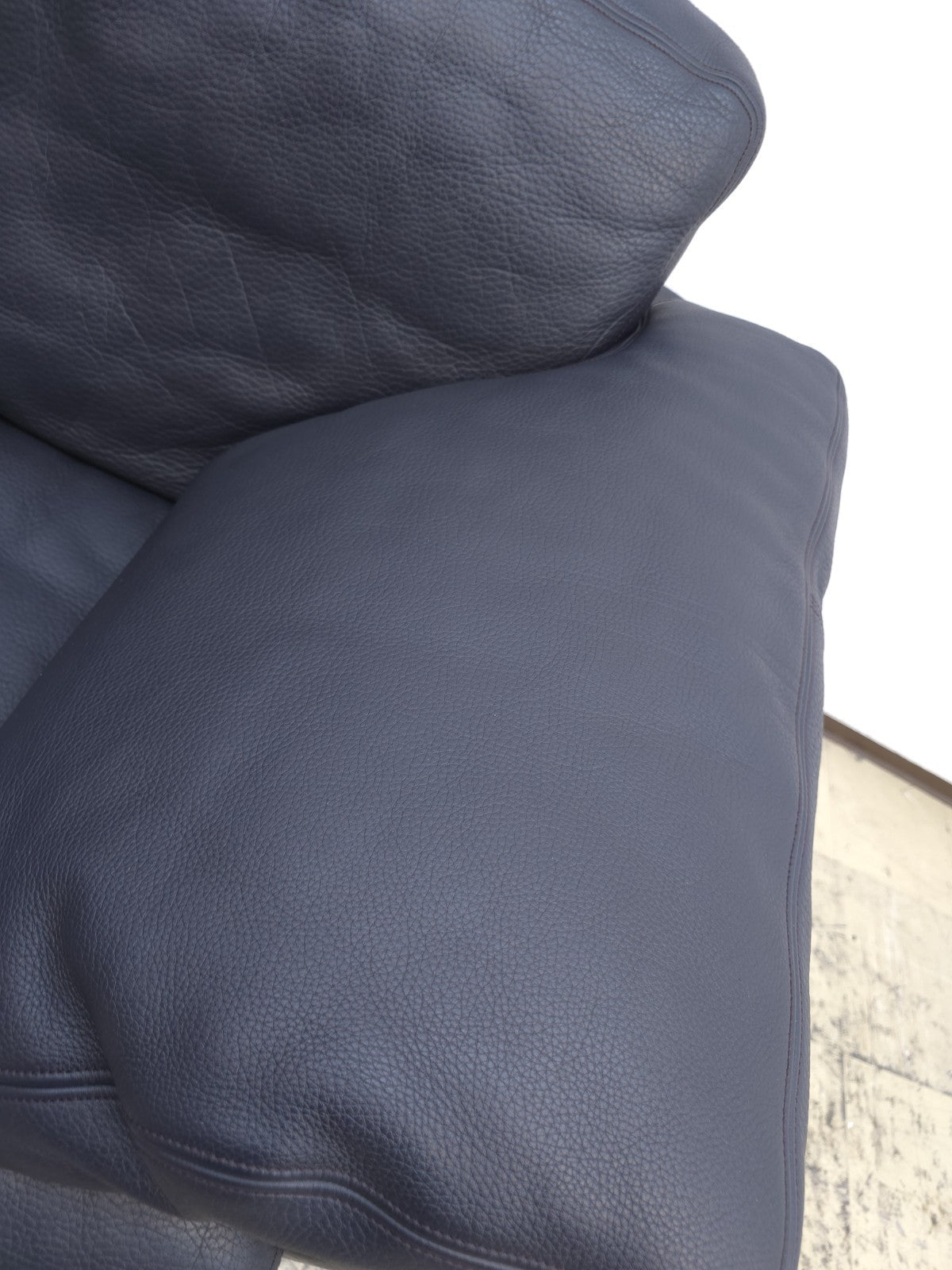 {{ product_title }} – {{ product_type }} von JS Furniture, Designer-Möbel gebraucht.