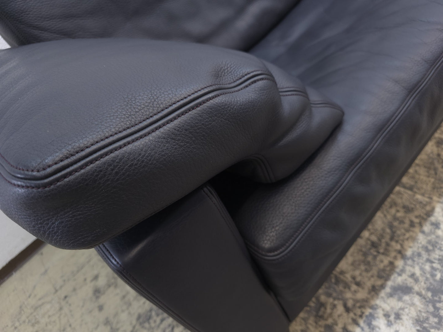 {{ product_title }} – {{ product_type }} von JS Furniture, Designer-Möbel gebraucht.