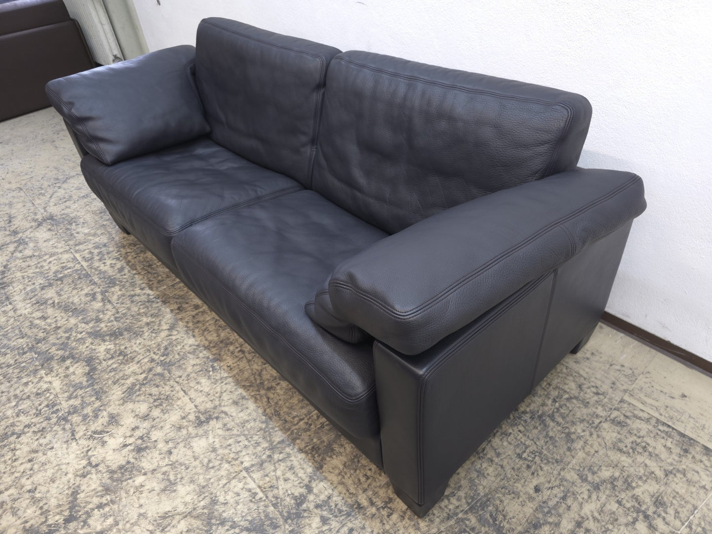 {{ product_title }} – {{ product_type }} von JS Furniture, Designer-Möbel gebraucht.