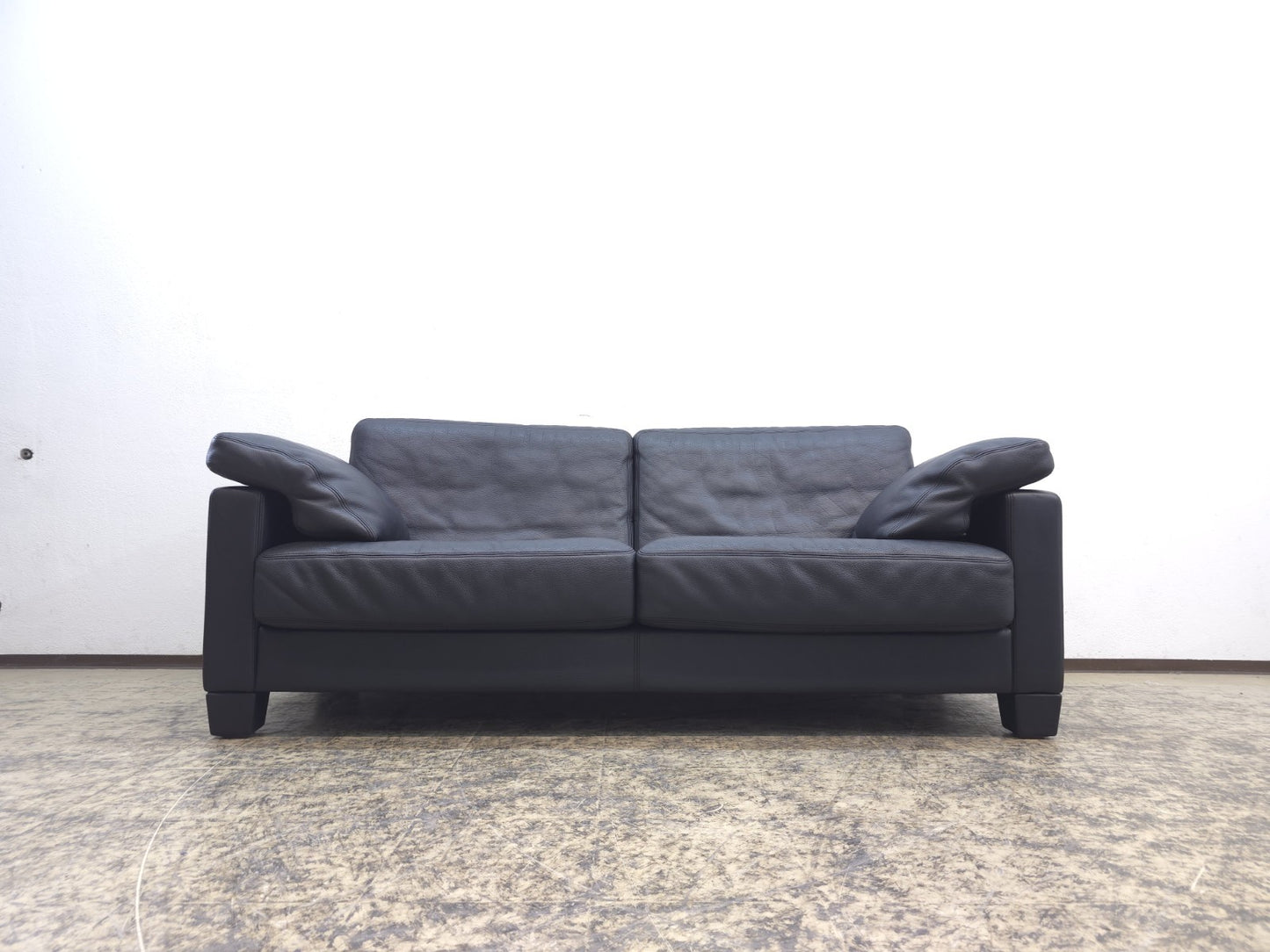 {{ product_title }} – {{ product_type }} von JS Furniture, Designer-Möbel gebraucht.