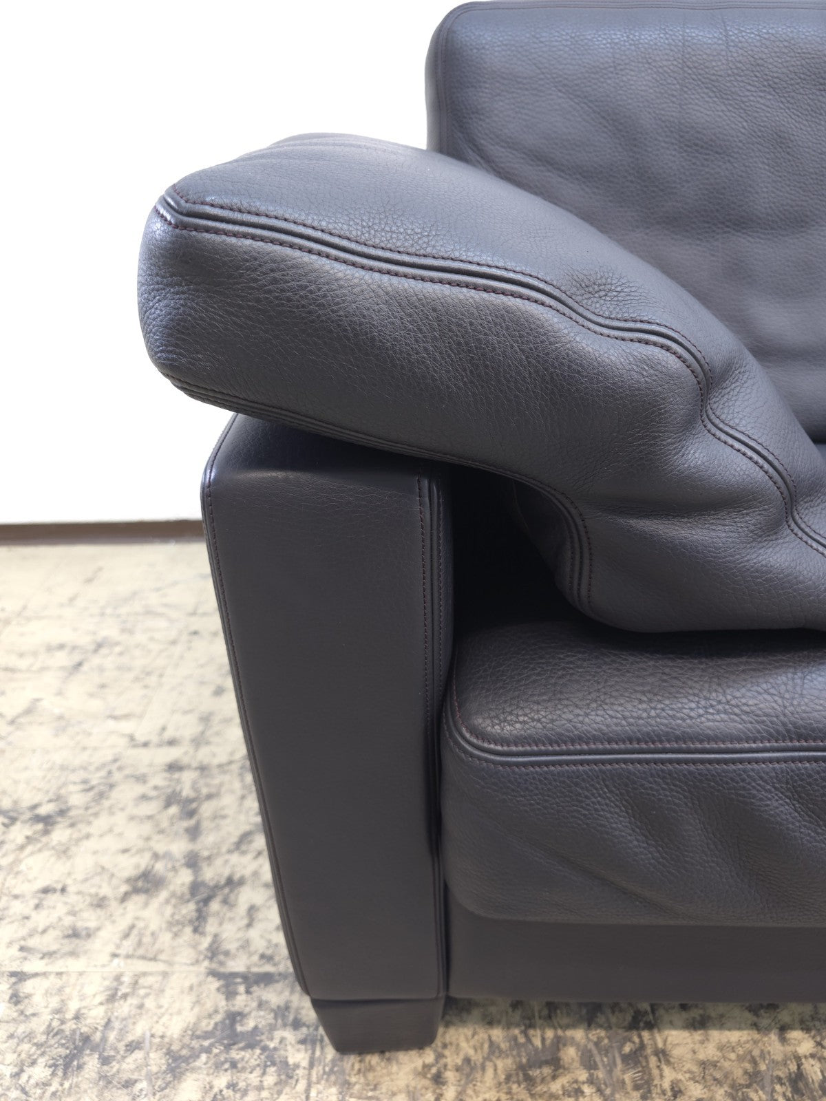 {{ product_title }} – {{ product_type }} von JS Furniture, Designer-Möbel gebraucht.