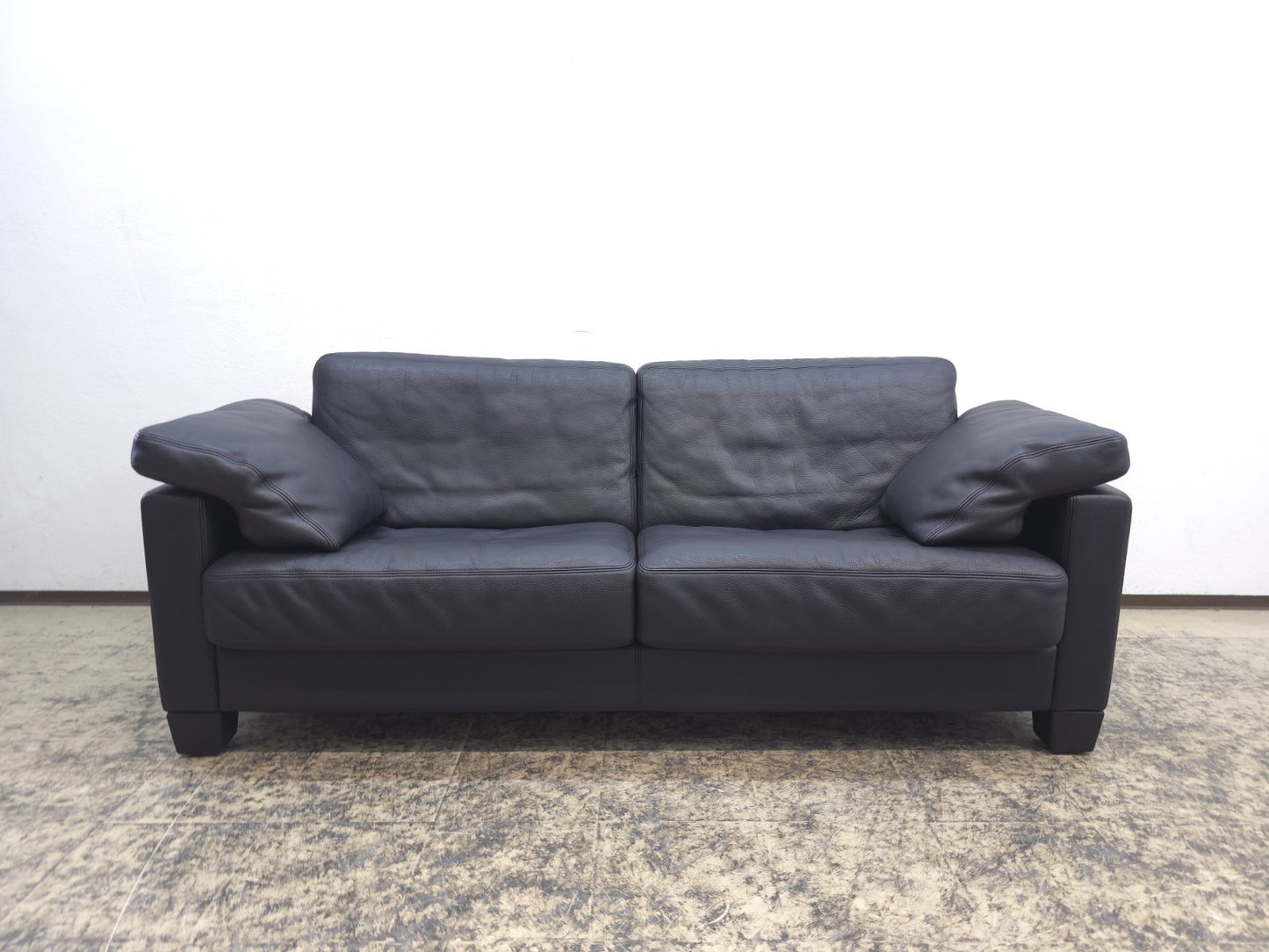 {{ product_title }} – {{ product_type }} von JS Furniture, Designer-Möbel gebraucht.