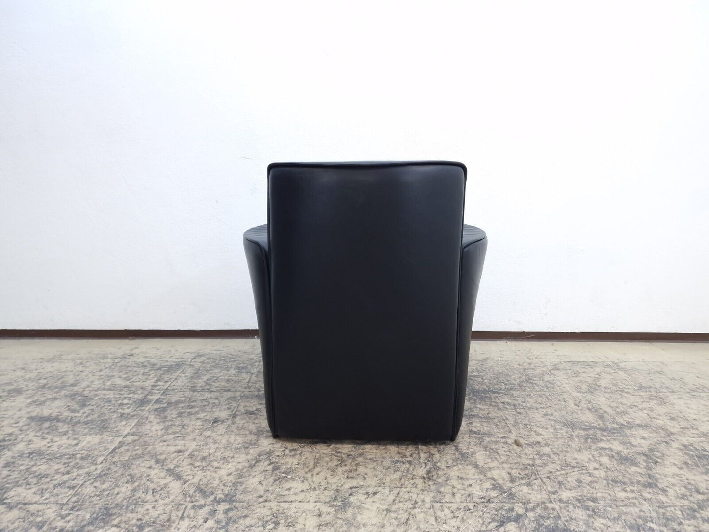 {{ product_title }} – {{ product_type }} von JS Furniture, Designer-Möbel gebraucht.