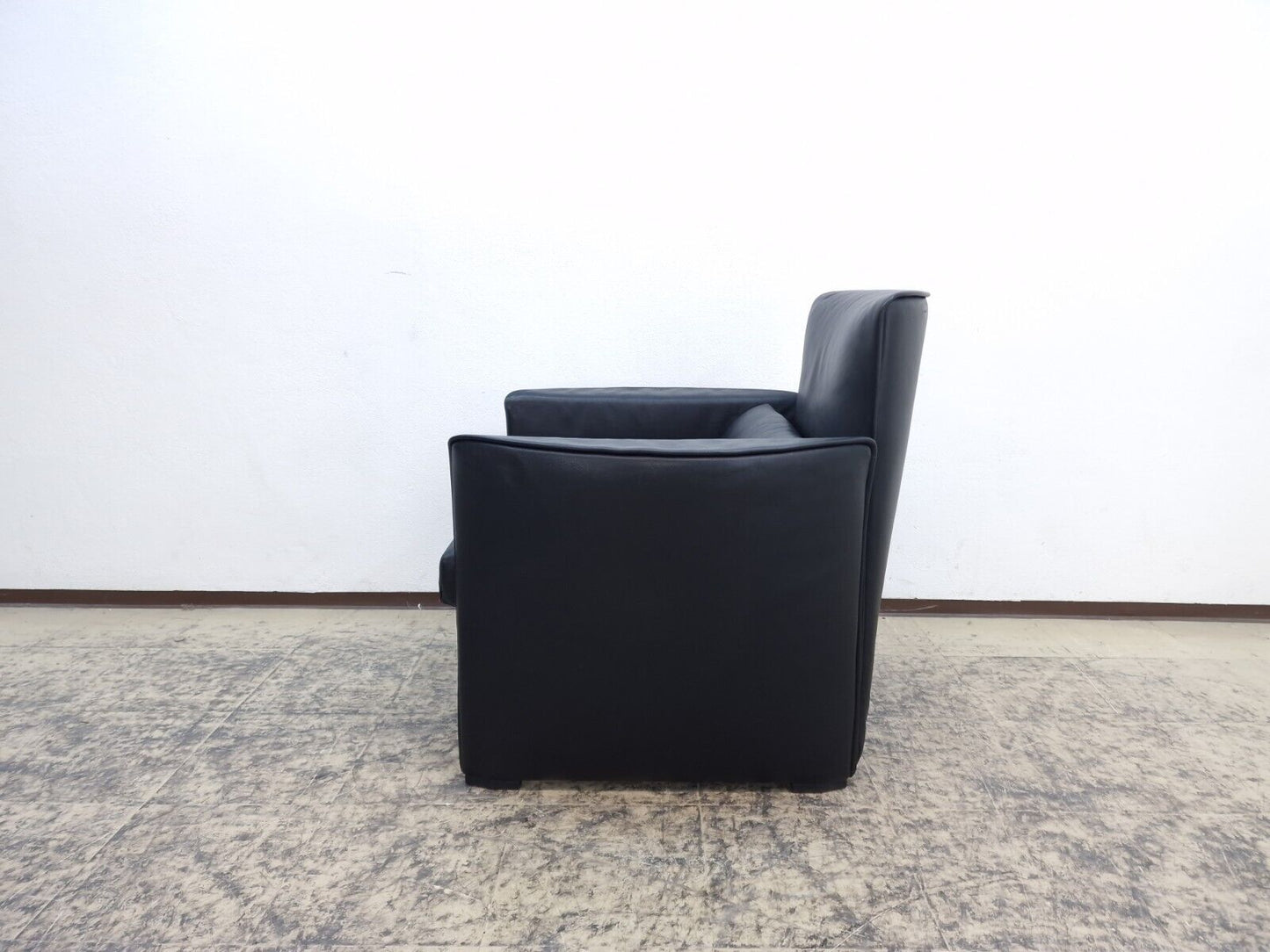 {{ product_title }} – {{ product_type }} von JS Furniture, Designer-Möbel gebraucht.