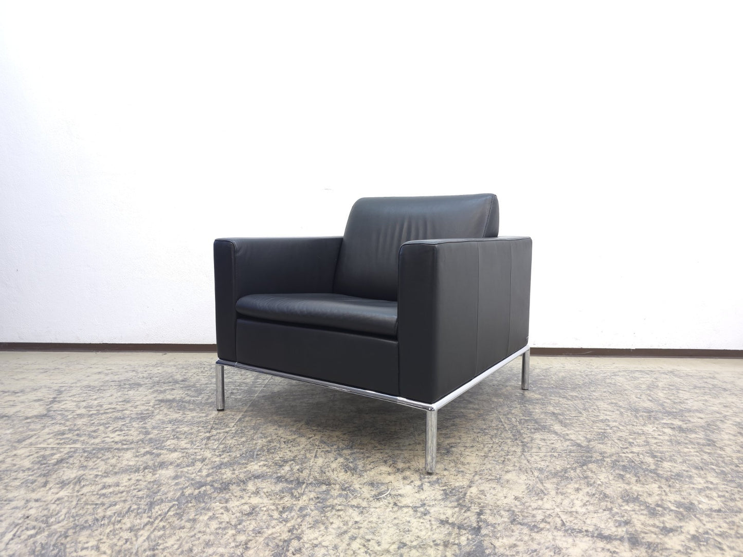{{ product_title }} – {{ product_type }} von JS Furniture, Designer-Möbel gebraucht.