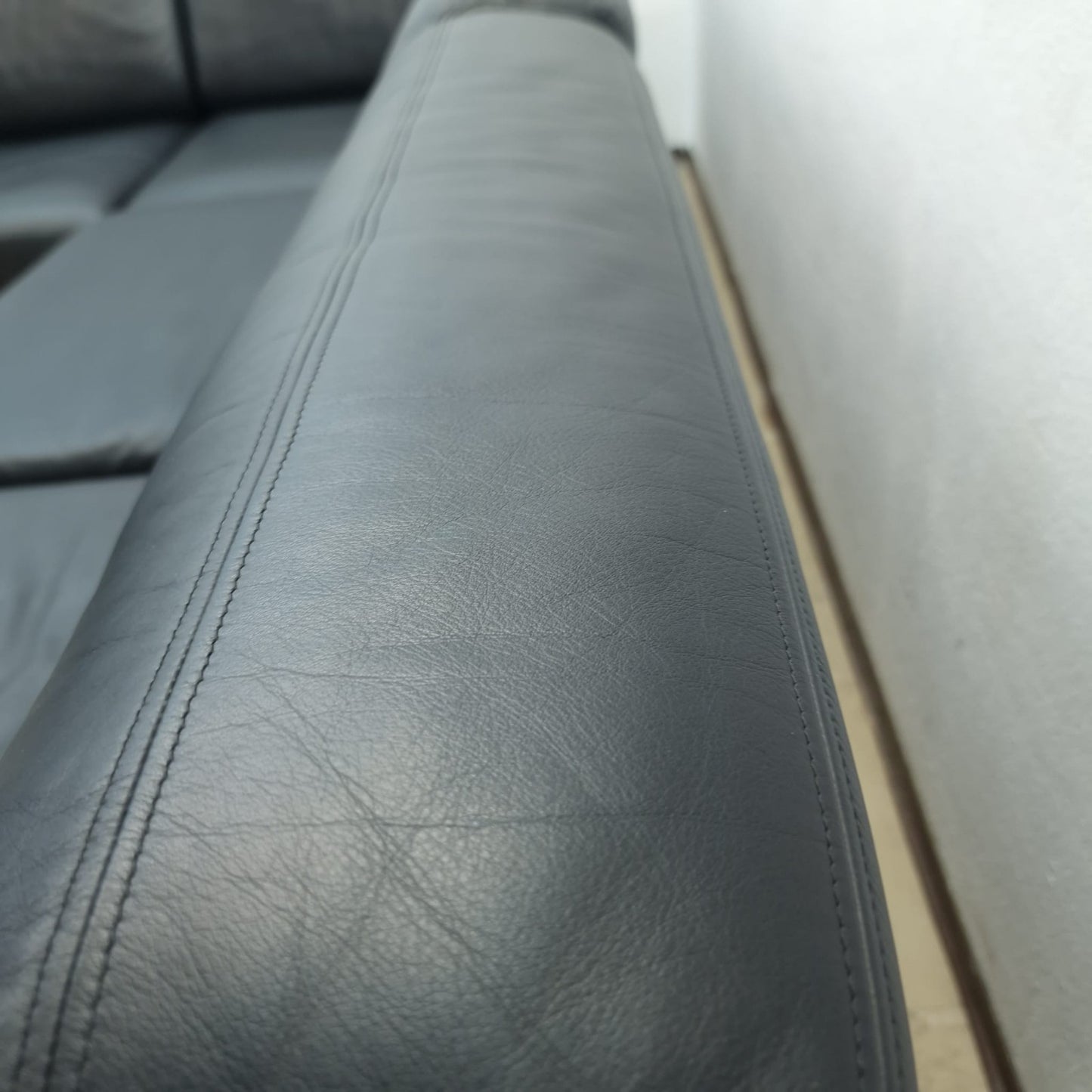 {{ product_title }} – {{ product_type }} von JS Furniture, Designer-Möbel gebraucht.