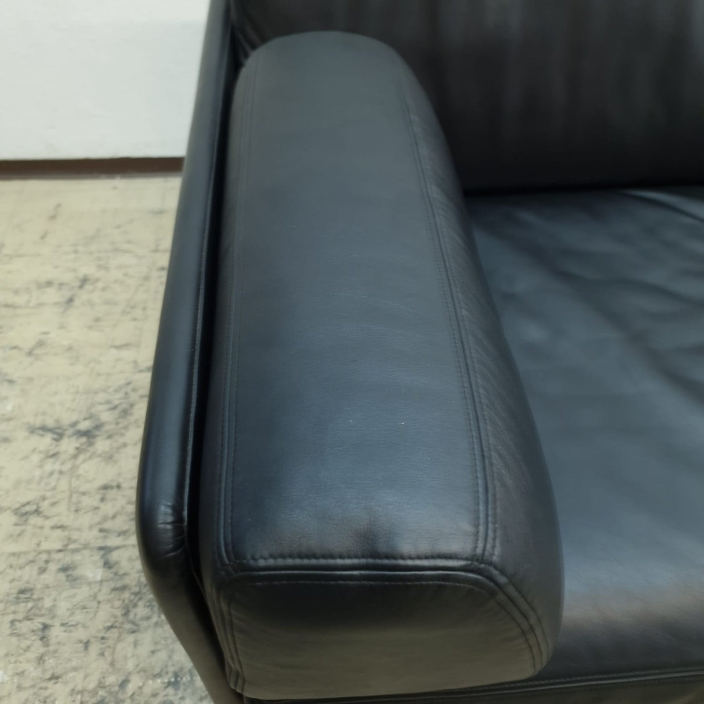 {{ product_title }} – {{ product_type }} von JS Furniture, Designer-Möbel gebraucht.