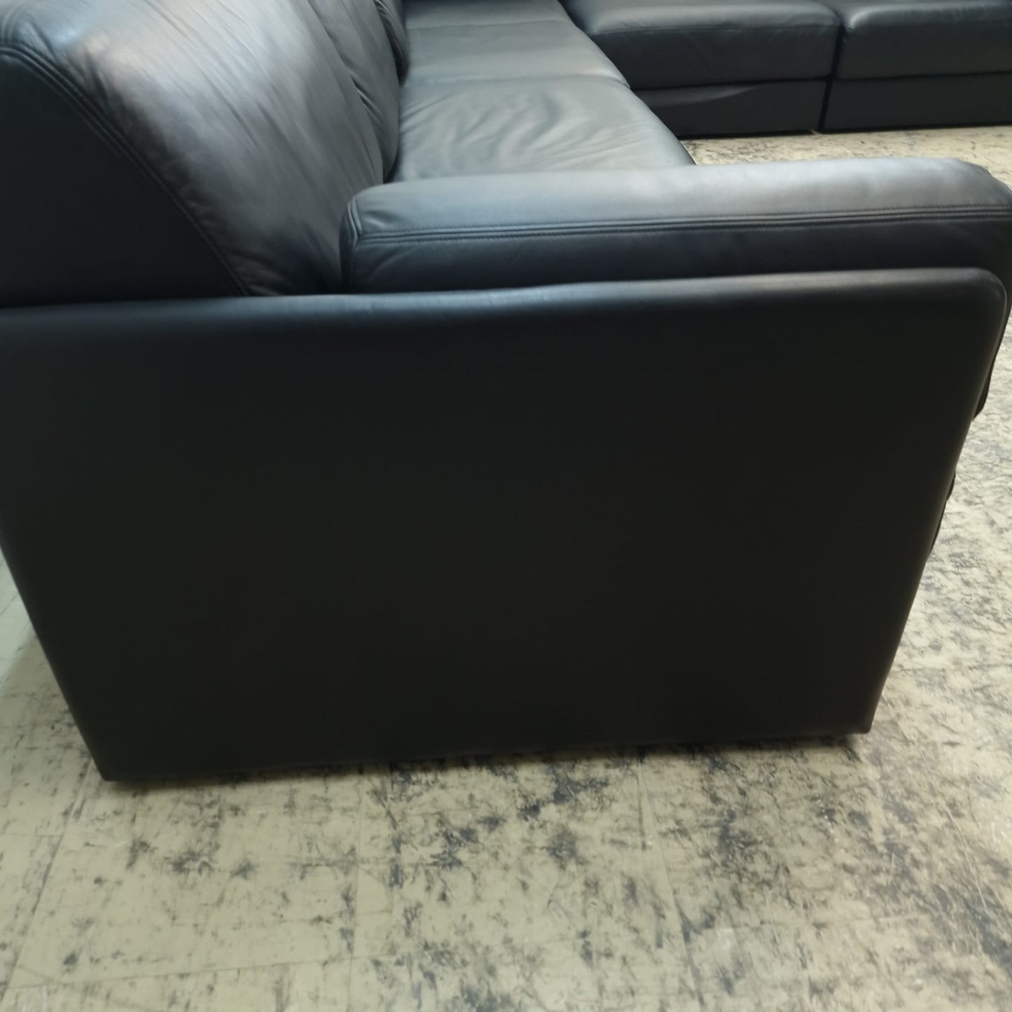 {{ product_title }} – {{ product_type }} von JS Furniture, Designer-Möbel gebraucht.