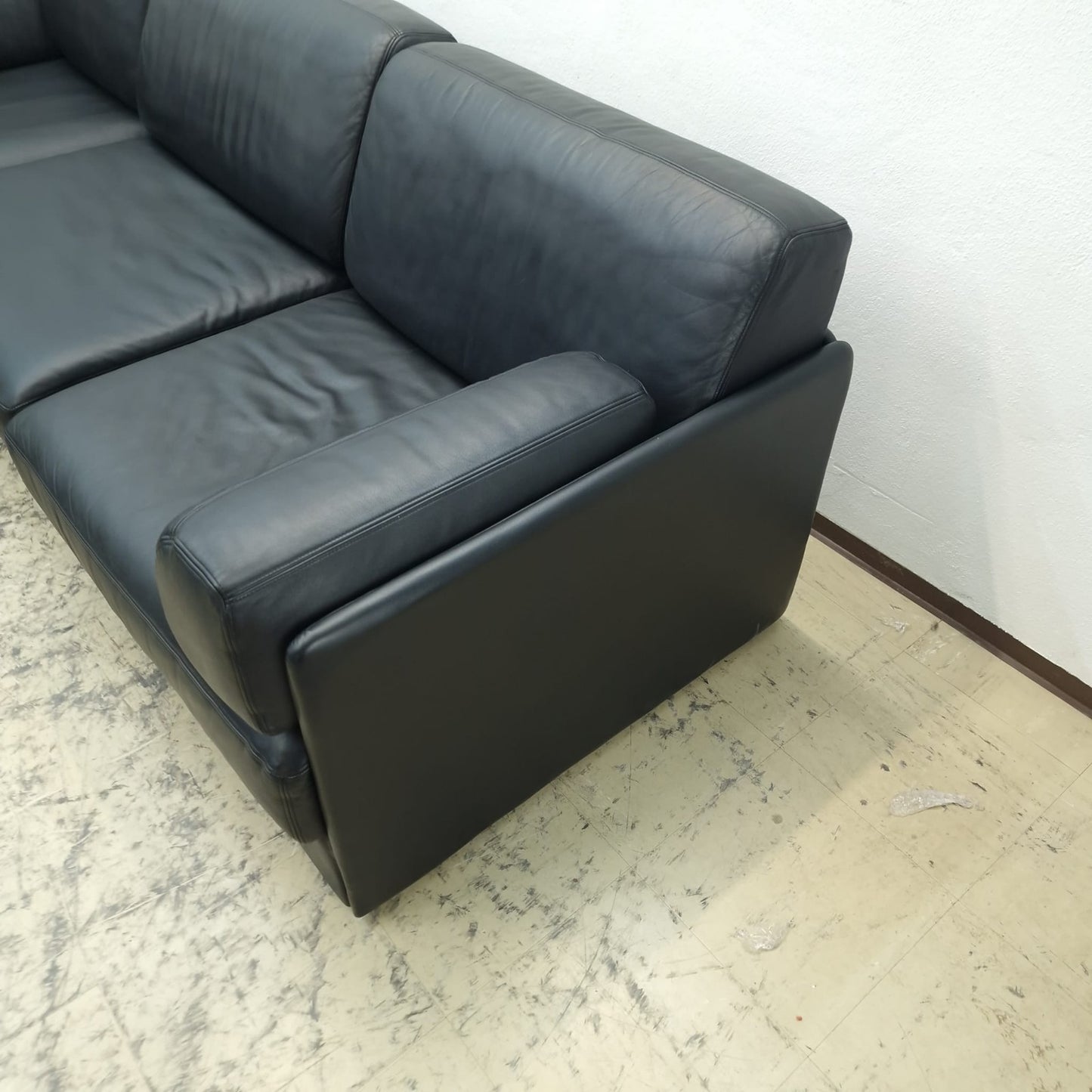 {{ product_title }} – {{ product_type }} von JS Furniture, Designer-Möbel gebraucht.