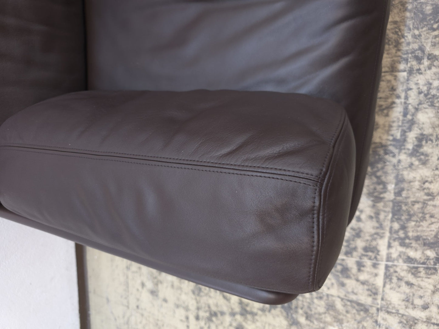 {{ product_title }} – {{ product_type }} von JS Furniture, Designer-Möbel gebraucht.