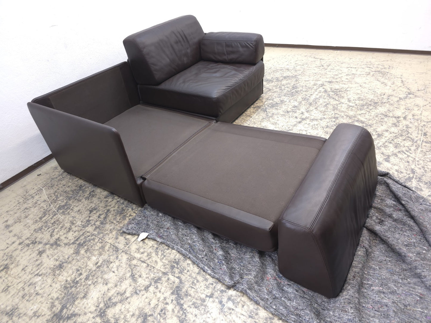 {{ product_title }} – {{ product_type }} von JS Furniture, Designer-Möbel gebraucht.