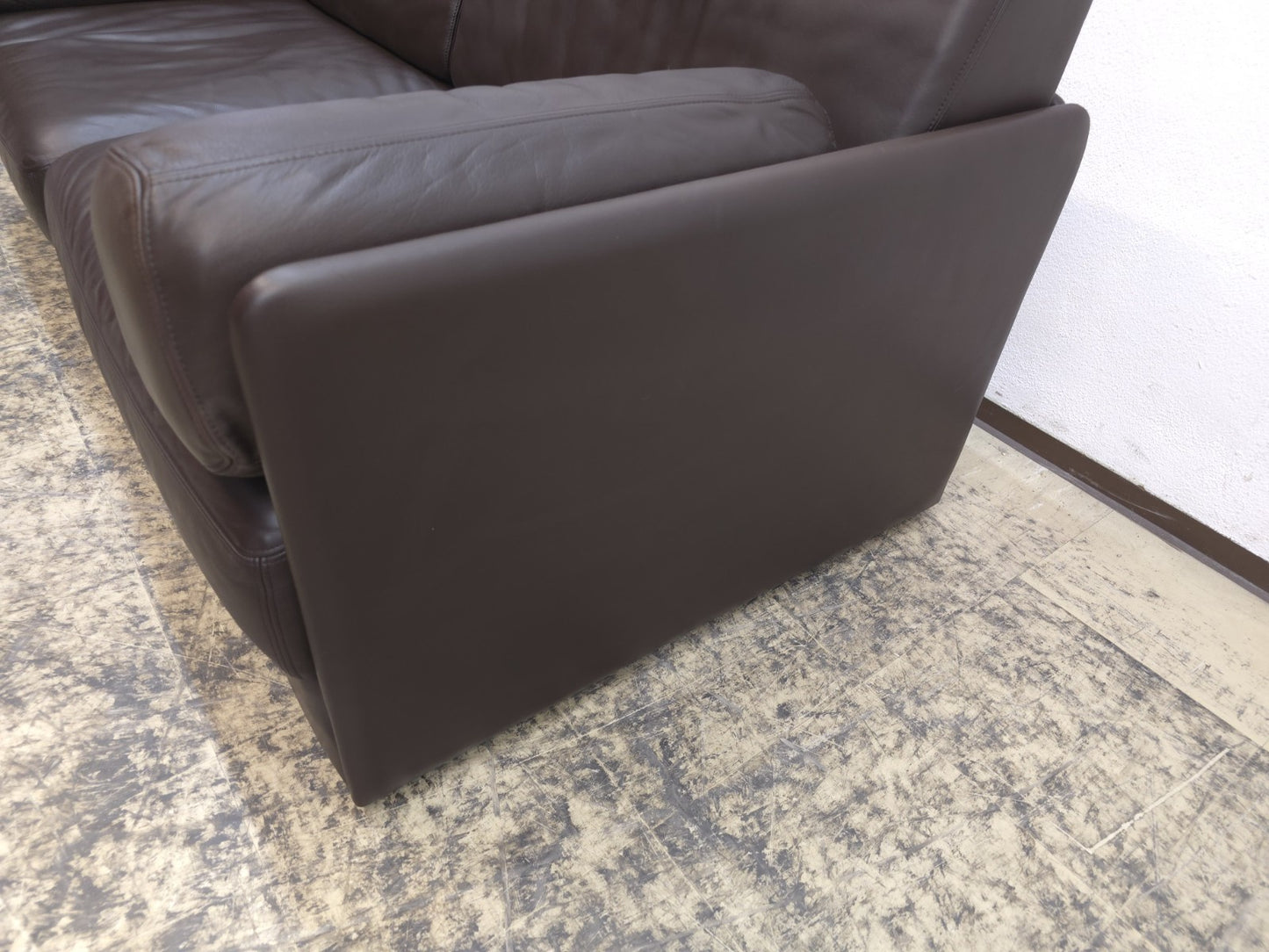 {{ product_title }} – {{ product_type }} von JS Furniture, Designer-Möbel gebraucht.