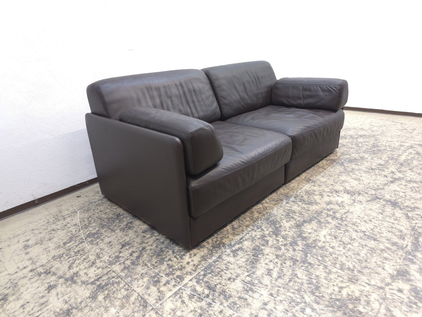 {{ product_title }} – {{ product_type }} von JS Furniture, Designer-Möbel gebraucht.