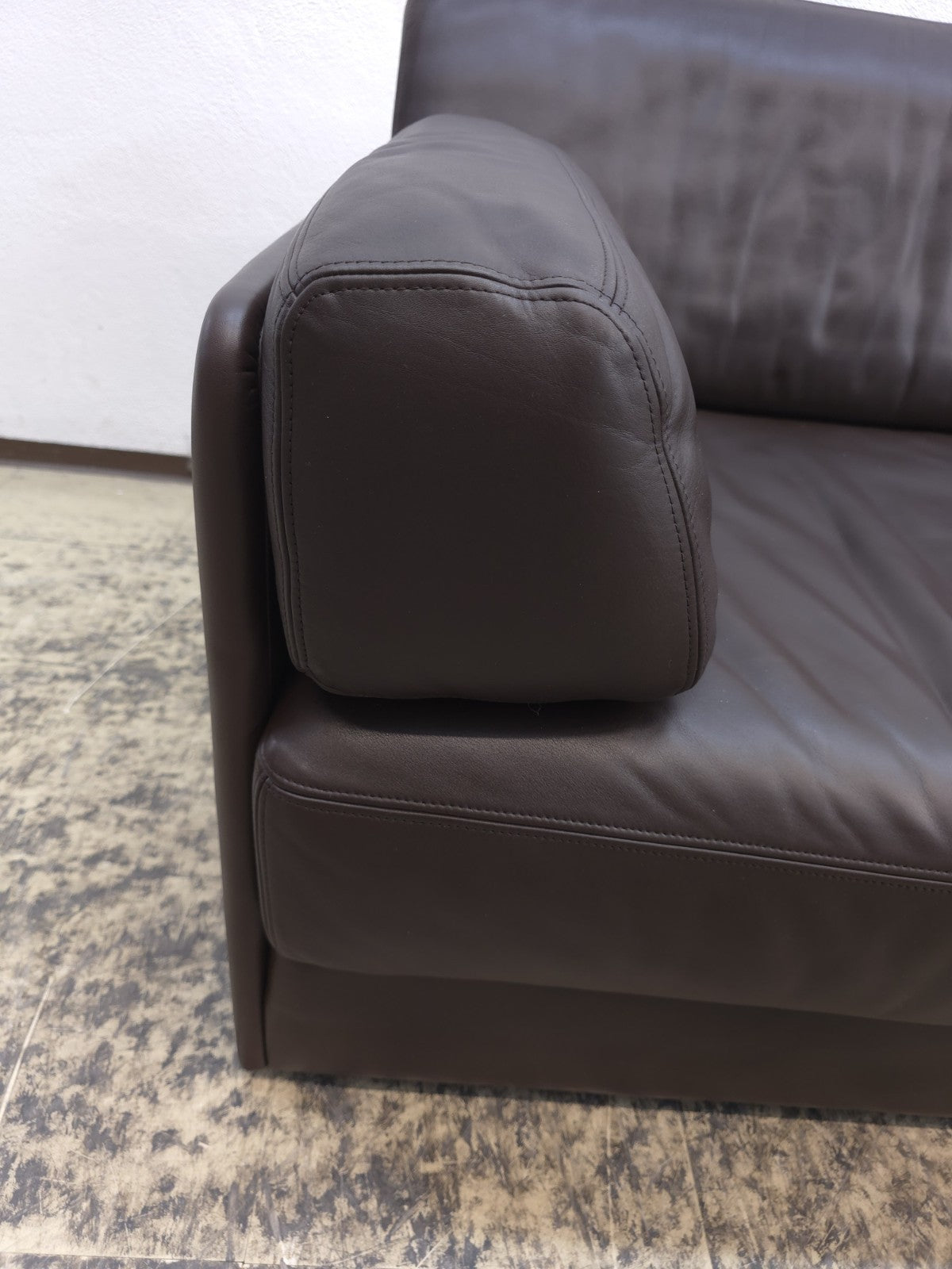 {{ product_title }} – {{ product_type }} von JS Furniture, Designer-Möbel gebraucht.
